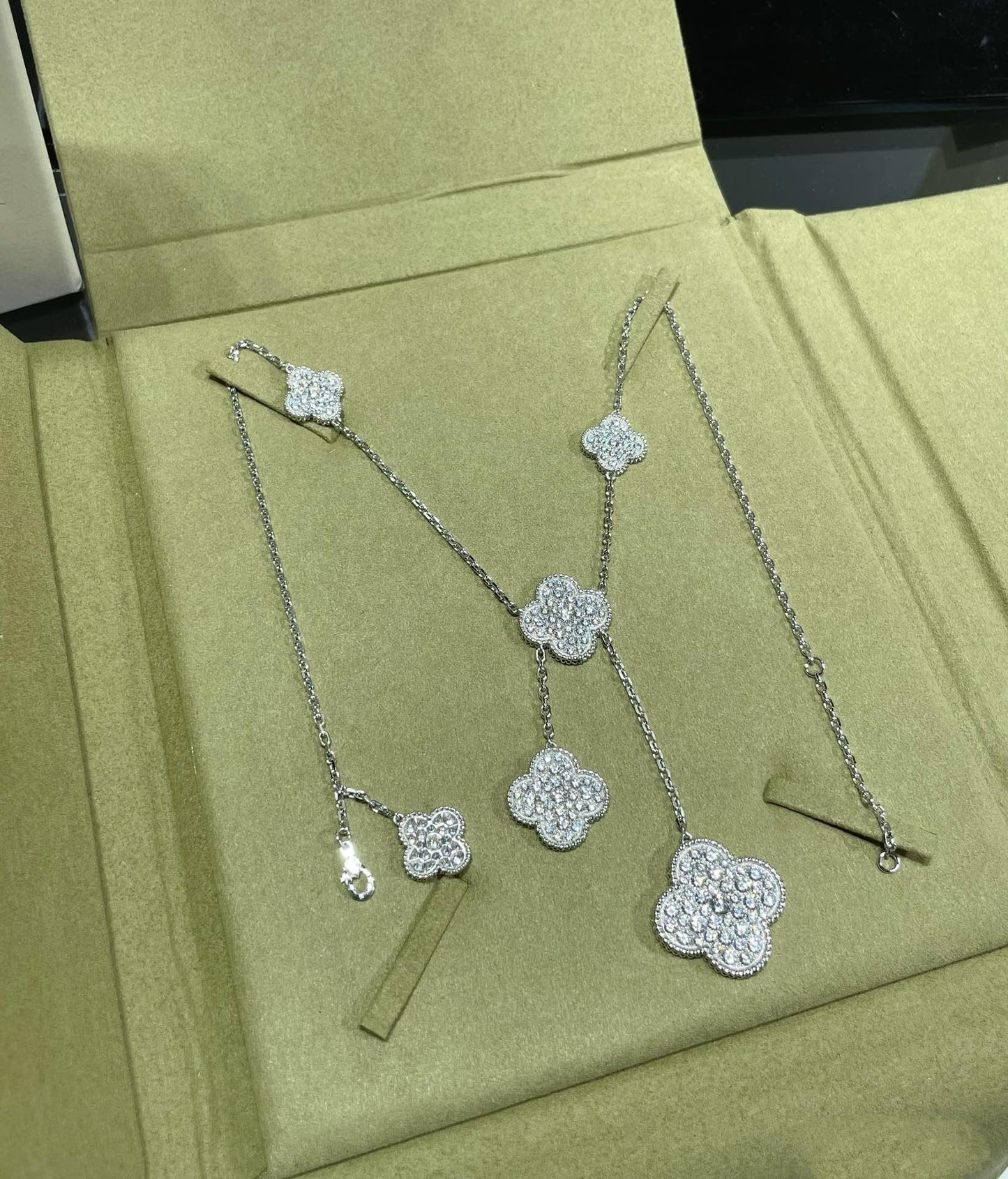 [CharmAmor]CLOVER 6 MOTIF DIAMOND PAVED NECKLACE