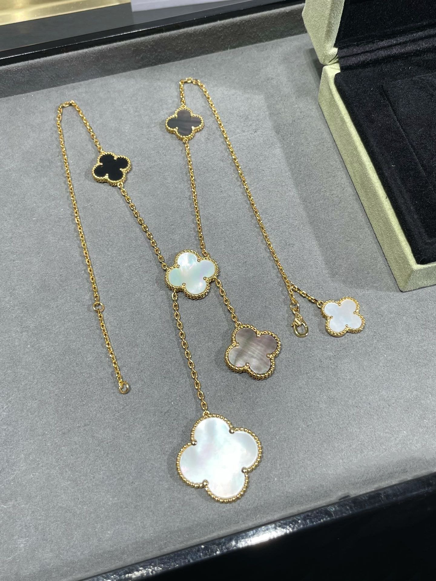 [CharmAmor]CLOVER 6 MOTIF MOP ONYX GOLD NECKLACE