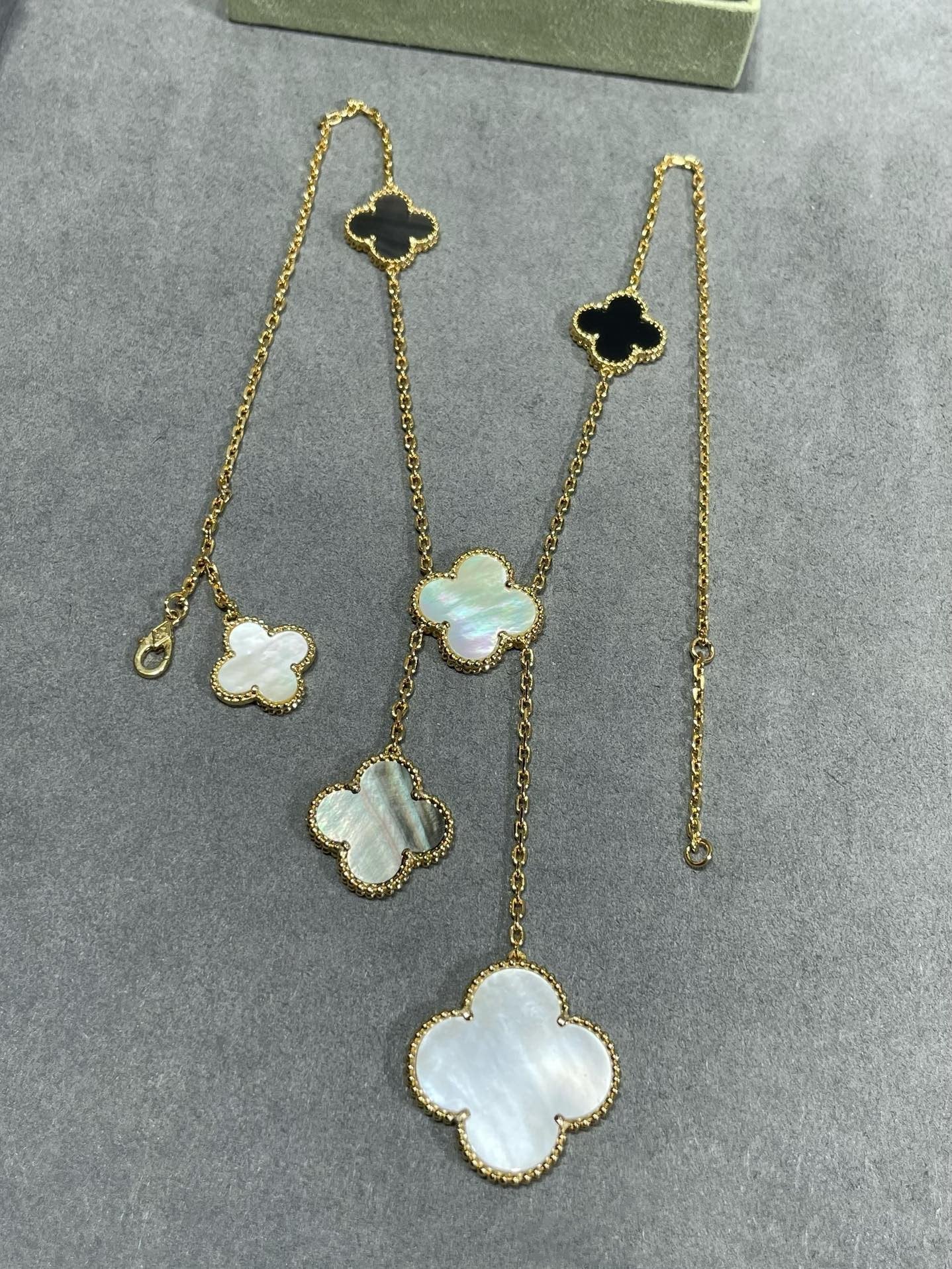 [CharmAmor]CLOVER 6 MOTIF MOP ONYX GOLD NECKLACE