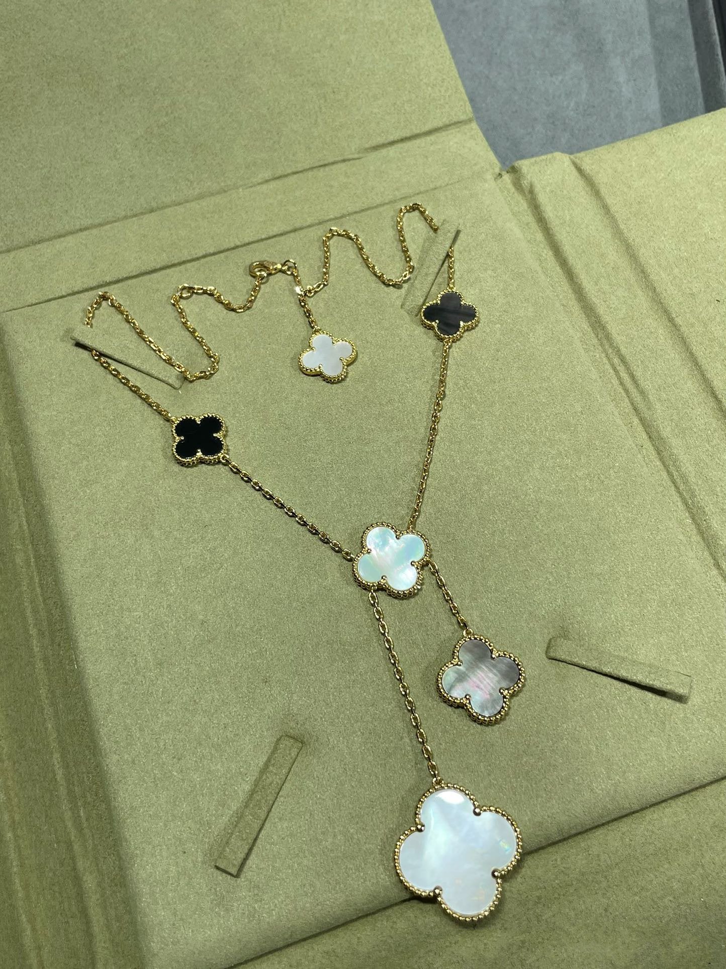 [CharmAmor]CLOVER 6 MOTIF MOP ONYX GOLD NECKLACE