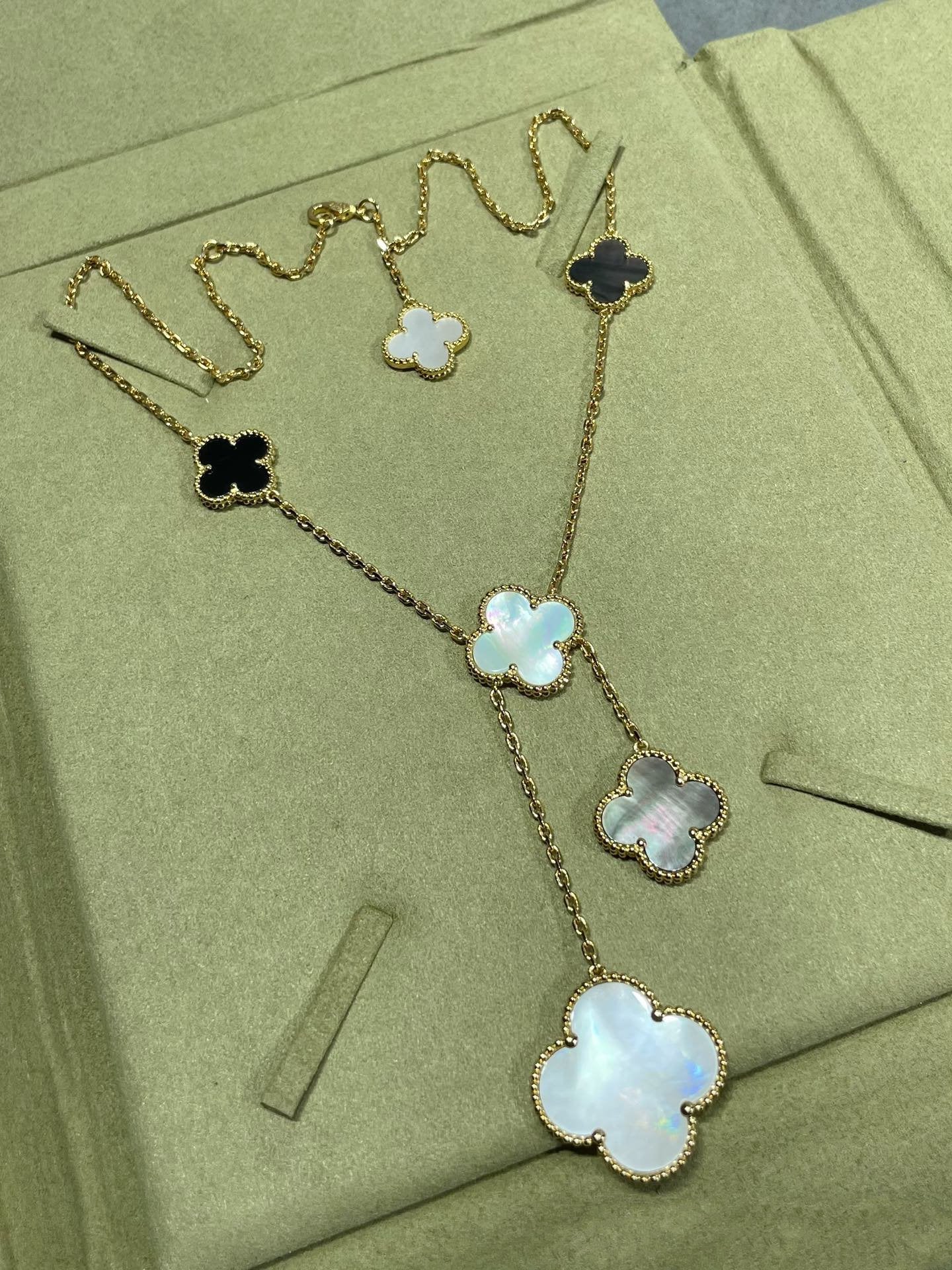 [CharmAmor]CLOVER 6 MOTIF MOP ONYX GOLD NECKLACE