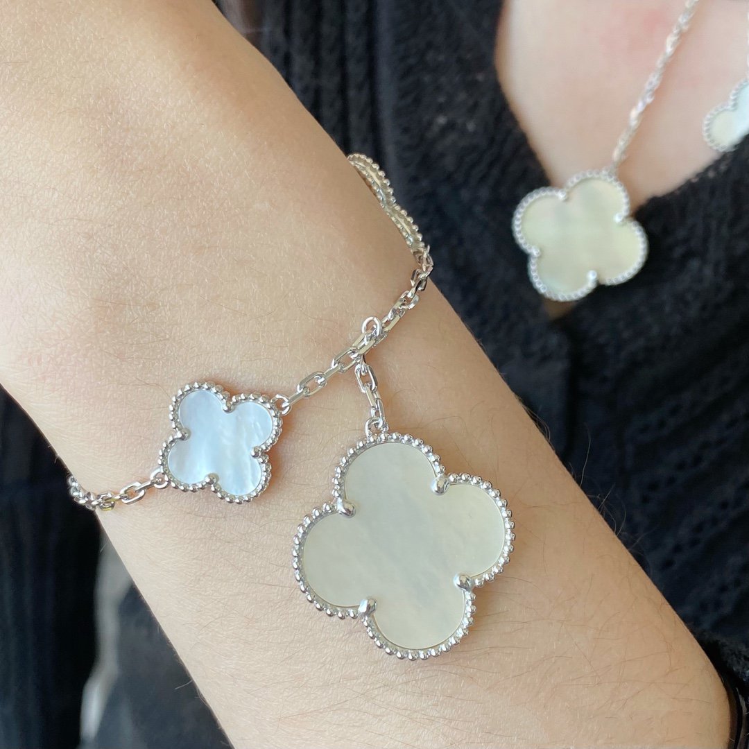 [CharmAmor]CLOVER 5 MOTIF WHITE MOP SILVER BRACELET