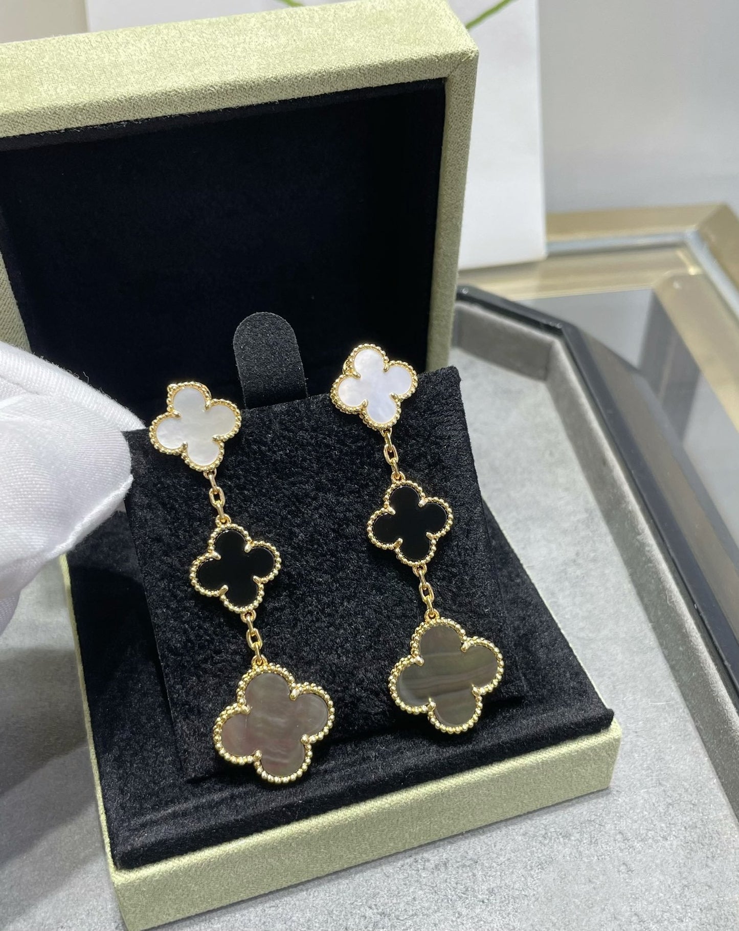 [CharmAmor]CLOVER 3 MOTIF MOP ONYX DARK MOP PINK GOLD EARRINGS