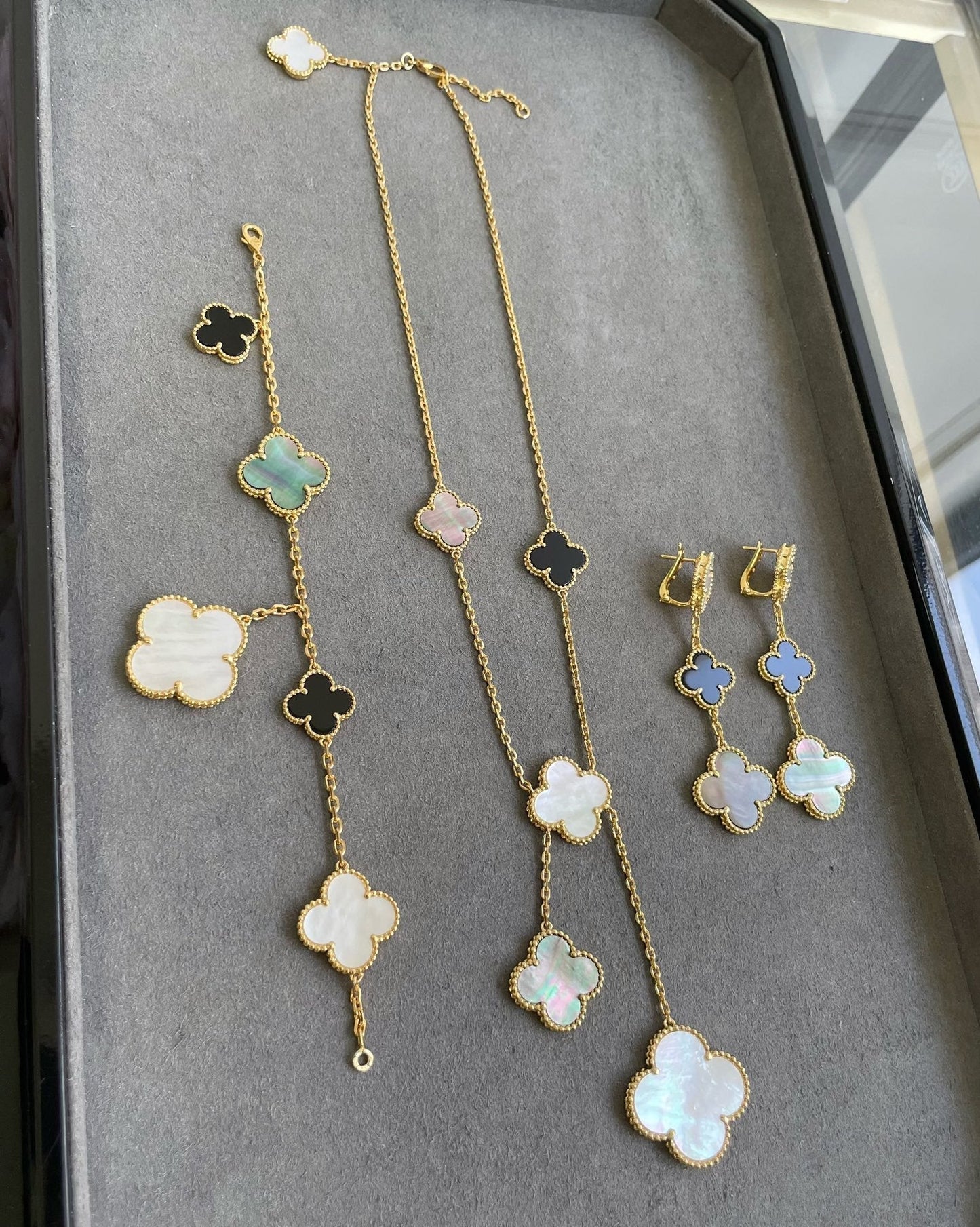 [CharmAmor]CLOVER 3 MOTIF MOP ONYX DARK MOP PINK GOLD EARRINGS