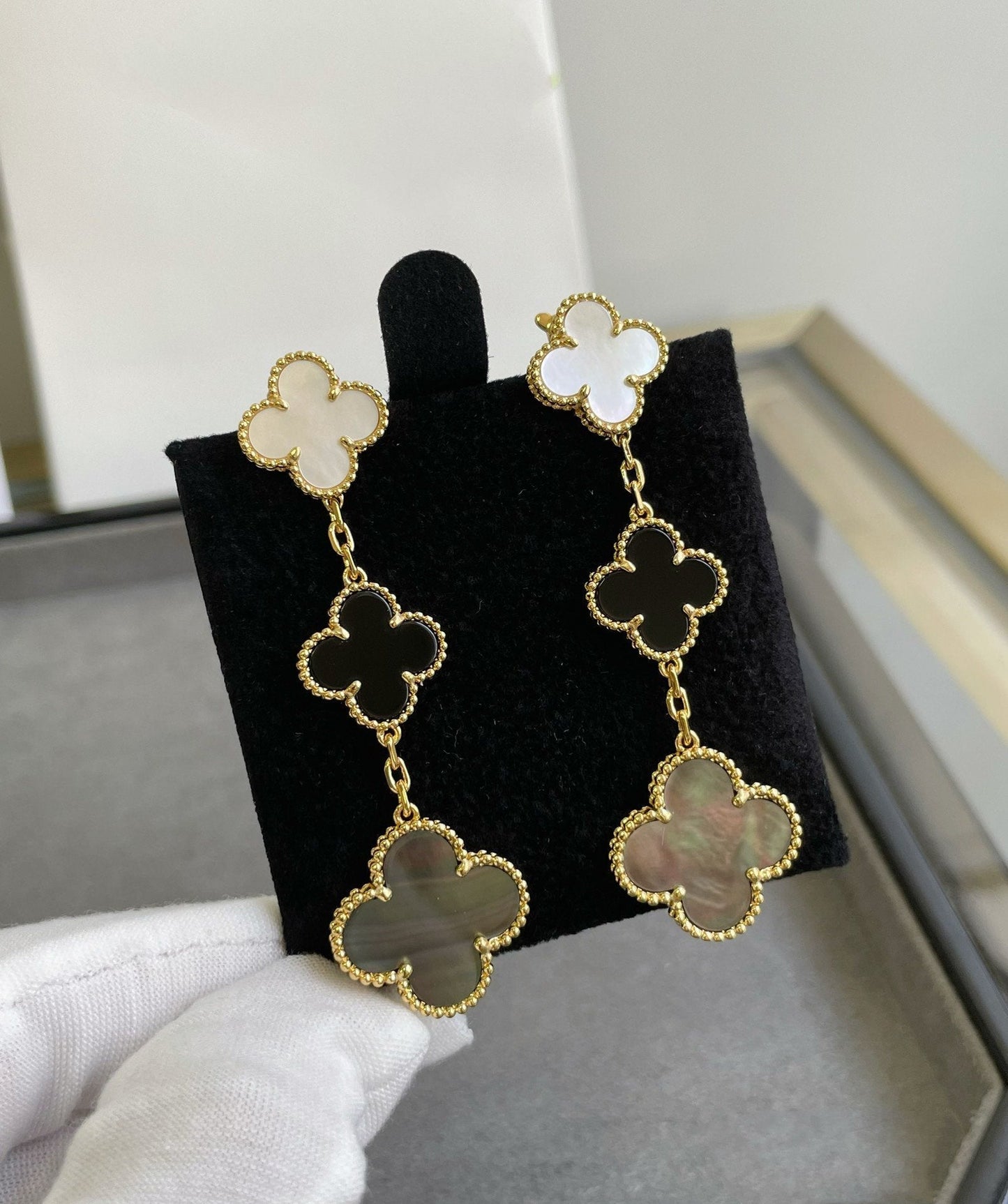 [CharmAmor]CLOVER 3 MOTIF MOP ONYX DARK MOP PINK GOLD EARRINGS