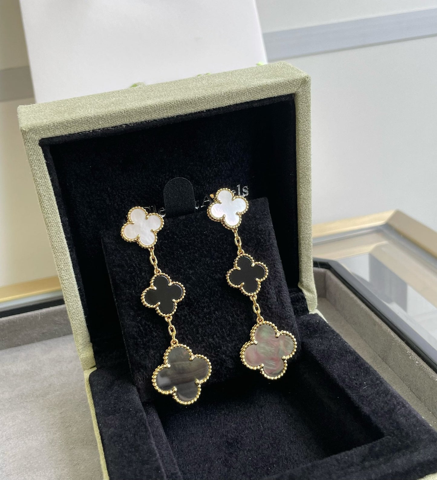 [CharmAmor]CLOVER 3 MOTIF MOP ONYX DARK MOP PINK GOLD EARRINGS