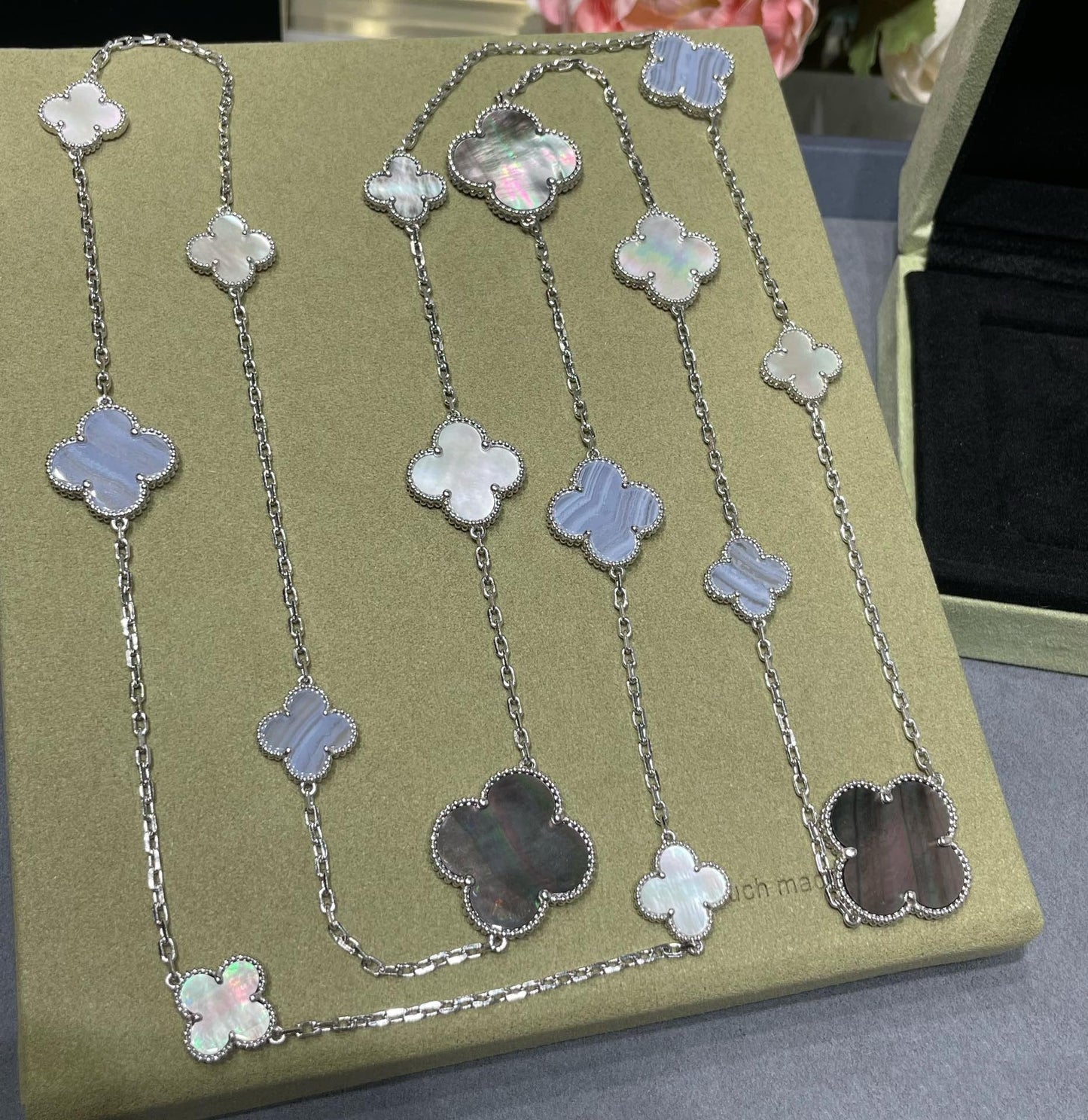 [CharmAmor]CLOVER 16 MOTIF CHALCEDONY MOP SILVER NECKLACE