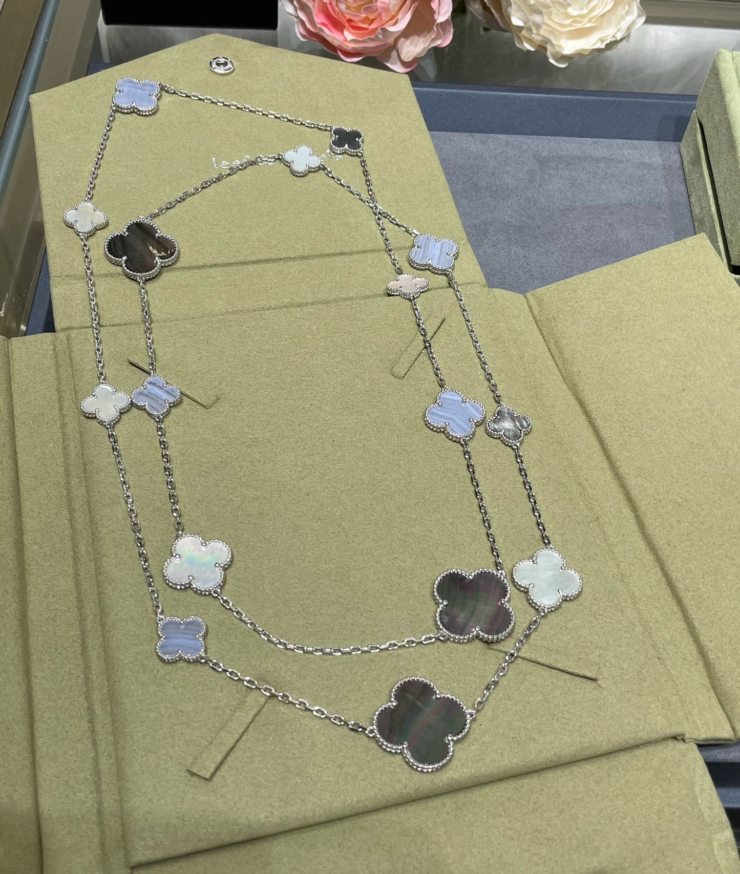 [CharmAmor]CLOVER 16 MOTIF CHALCEDONY MOP SILVER NECKLACE