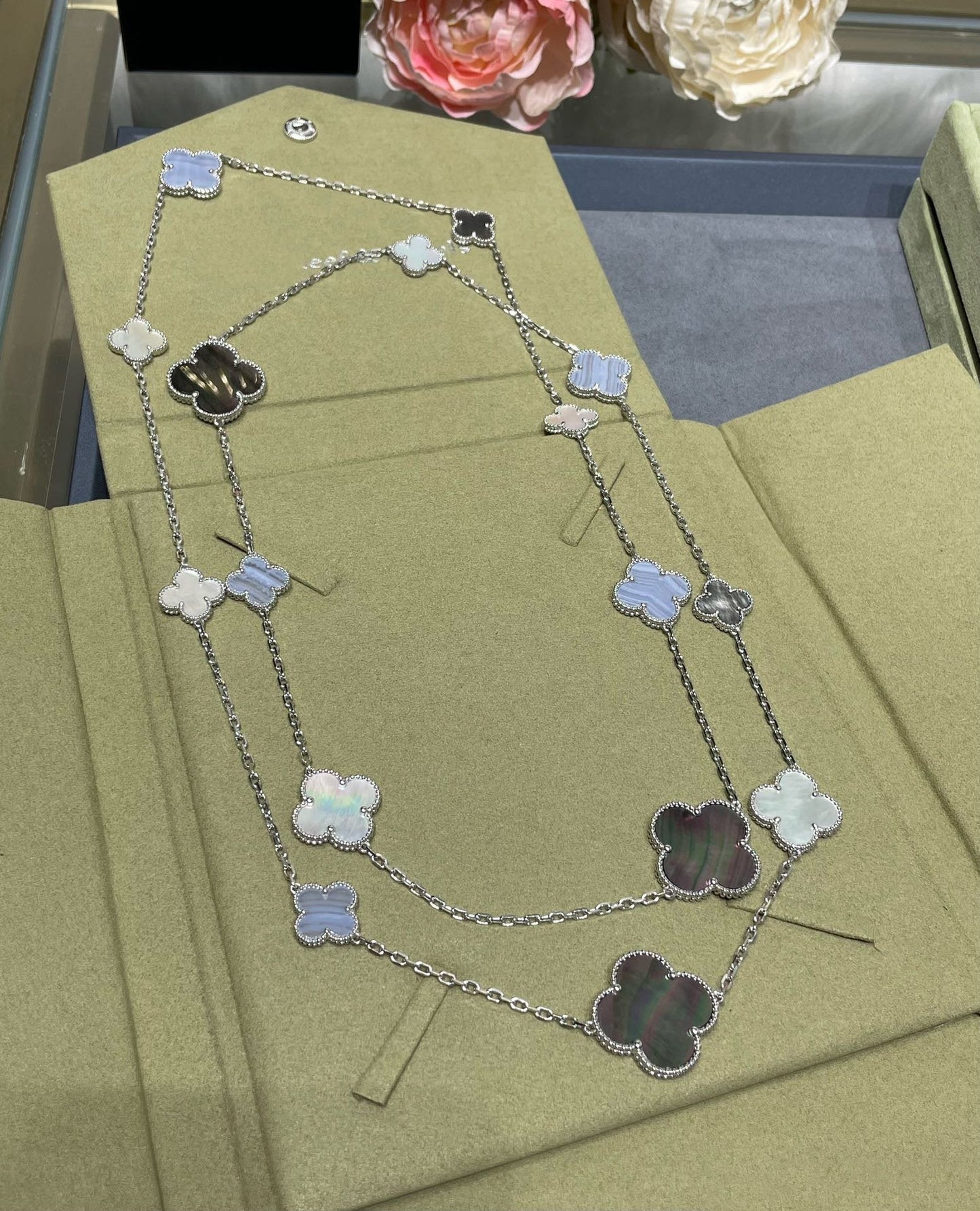 [CharmAmor]CLOVER 16 MOTIF CHALCEDONY MOP SILVER NECKLACE