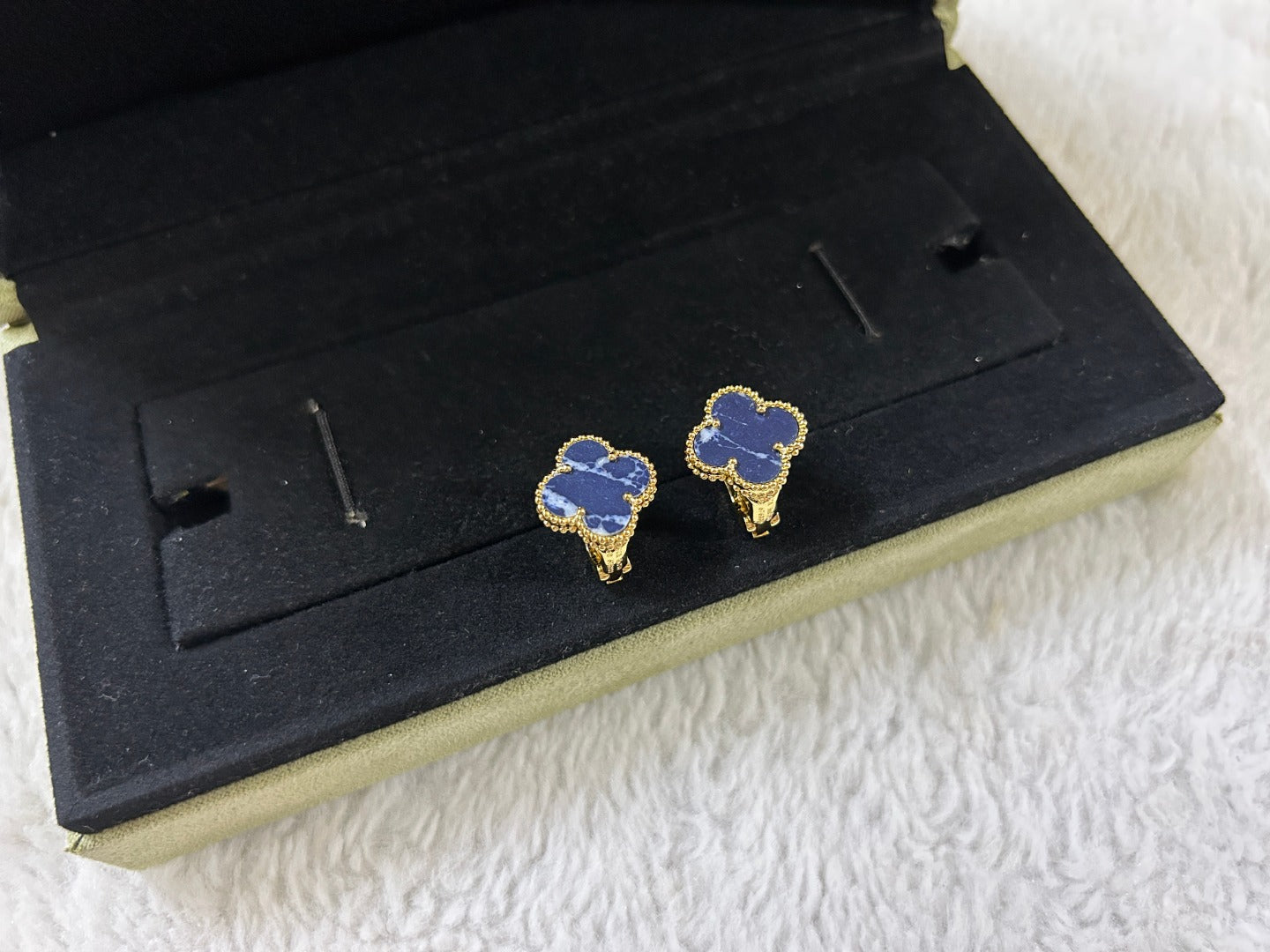 [CharmAmor]CLOVER PIETERSITE MEDIUM STUD EARRINGS