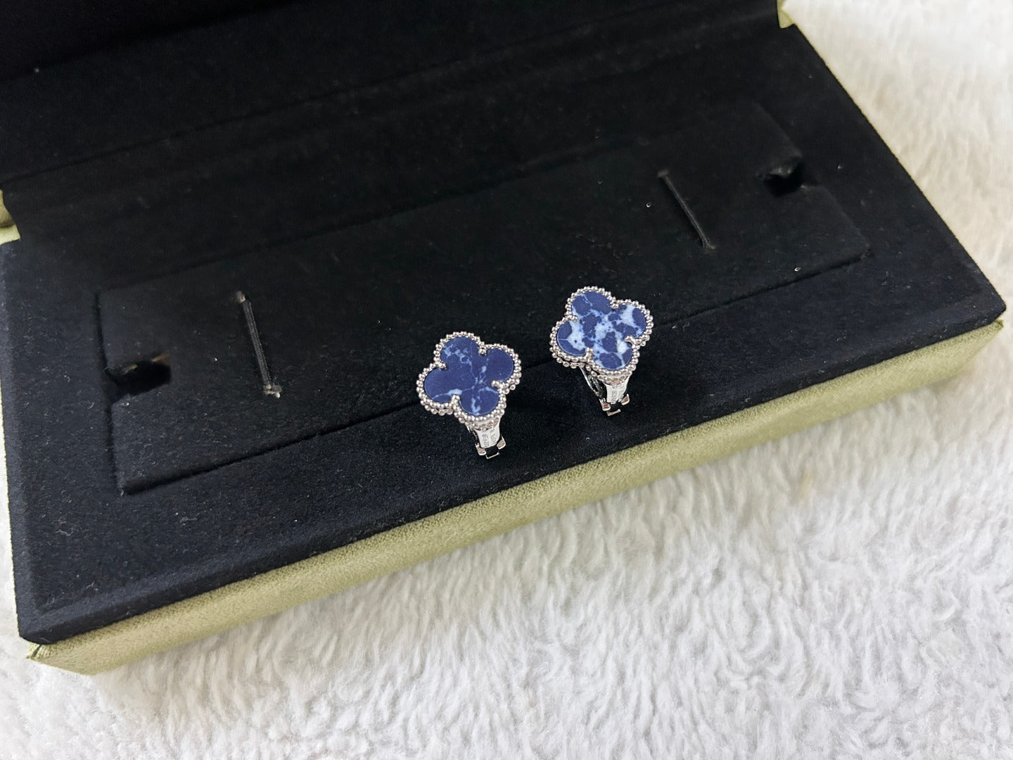 [CharmAmor]CLOVER PIETERSITE MEDIUM STUD EARRINGS