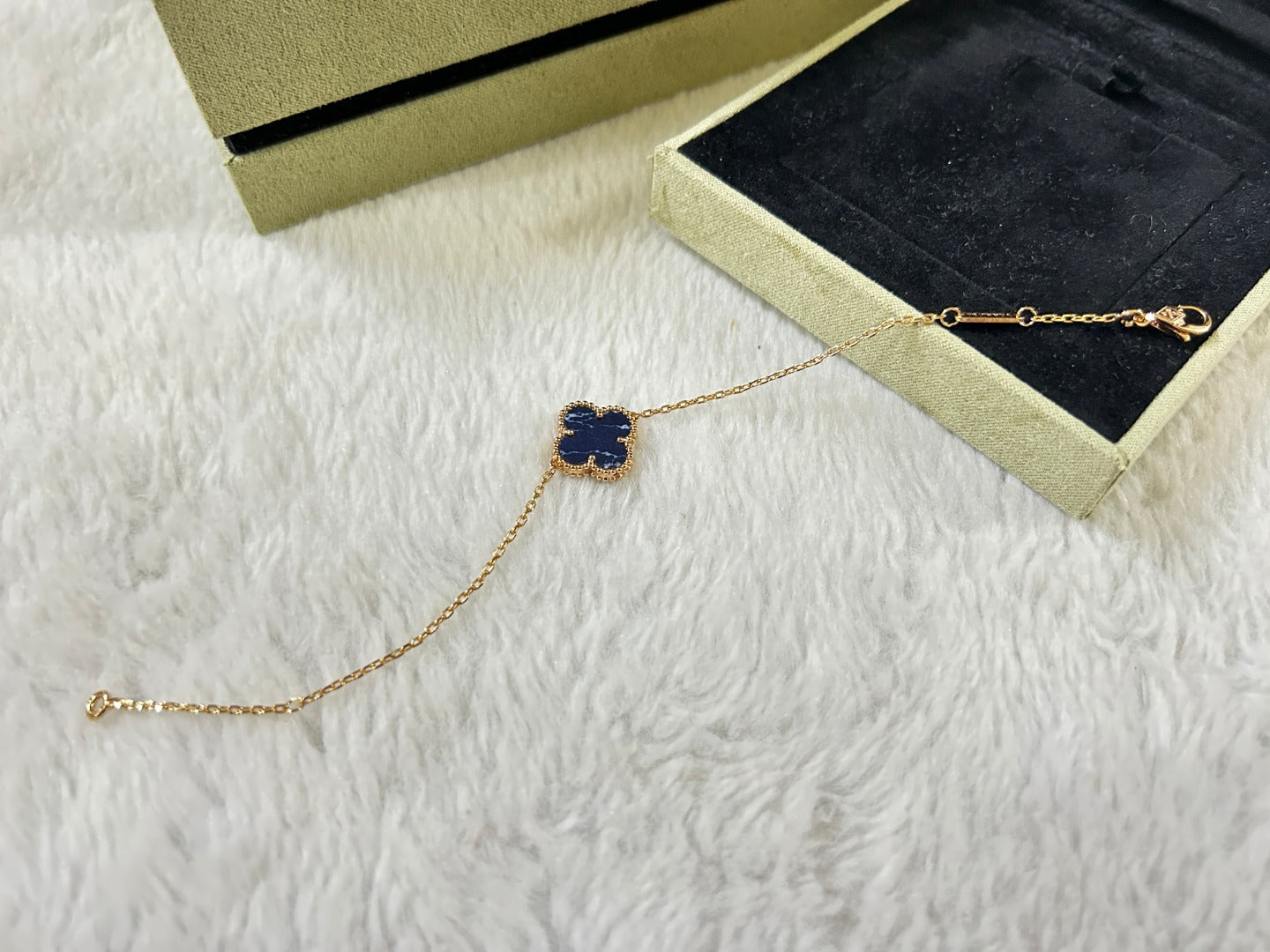 [CharmAmor]CLOVER 1 MOTIF PIETERSITE BRACELET