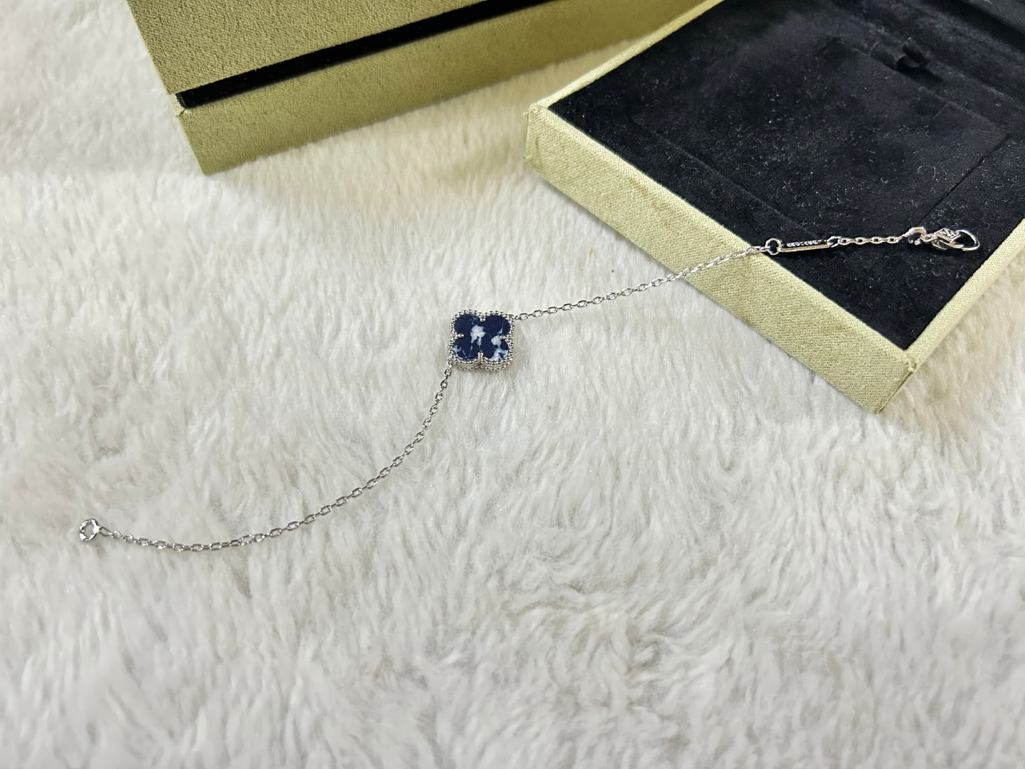 [CharmAmor]CLOVER 1 MOTIF PIETERSITE BRACELET