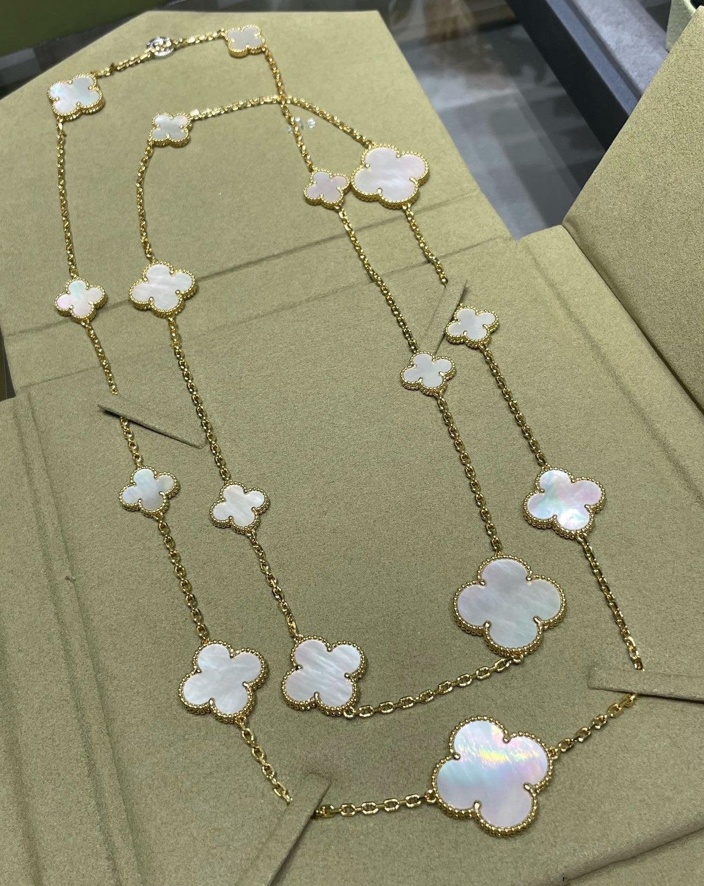 [CharmAmor]CLOVER 16 MOTIF WHITE MOP GOLD NECKLACE