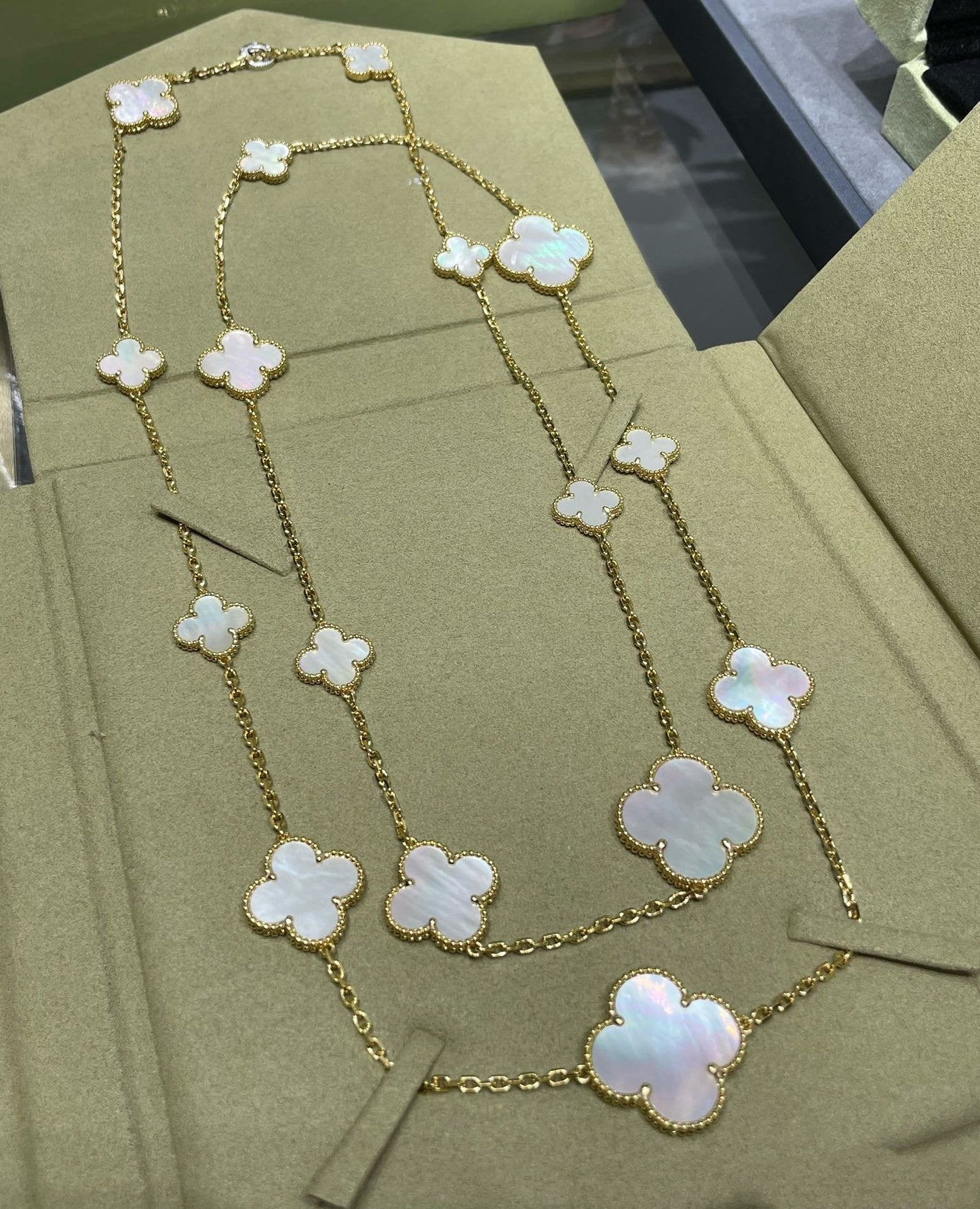 [CharmAmor]CLOVER 16 MOTIF WHITE MOP GOLD NECKLACE