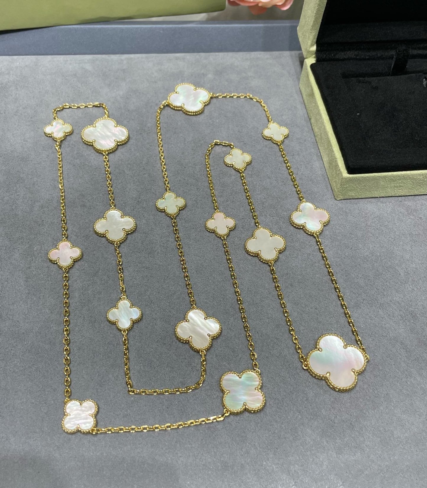 [CharmAmor]CLOVER 16 MOTIF WHITE MOP GOLD NECKLACE