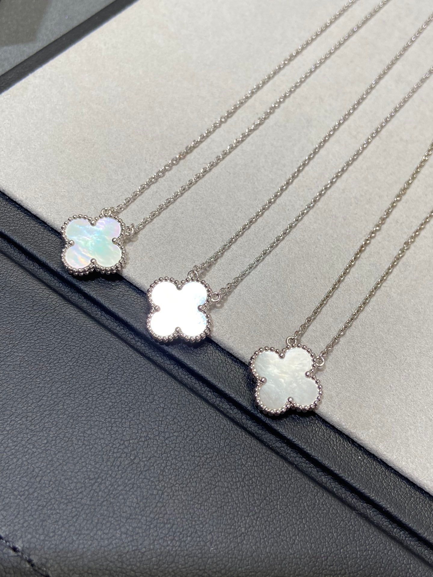 [CharmAmor]CLOVER MEDIUM SILVER WHITE MOP NECKLACE