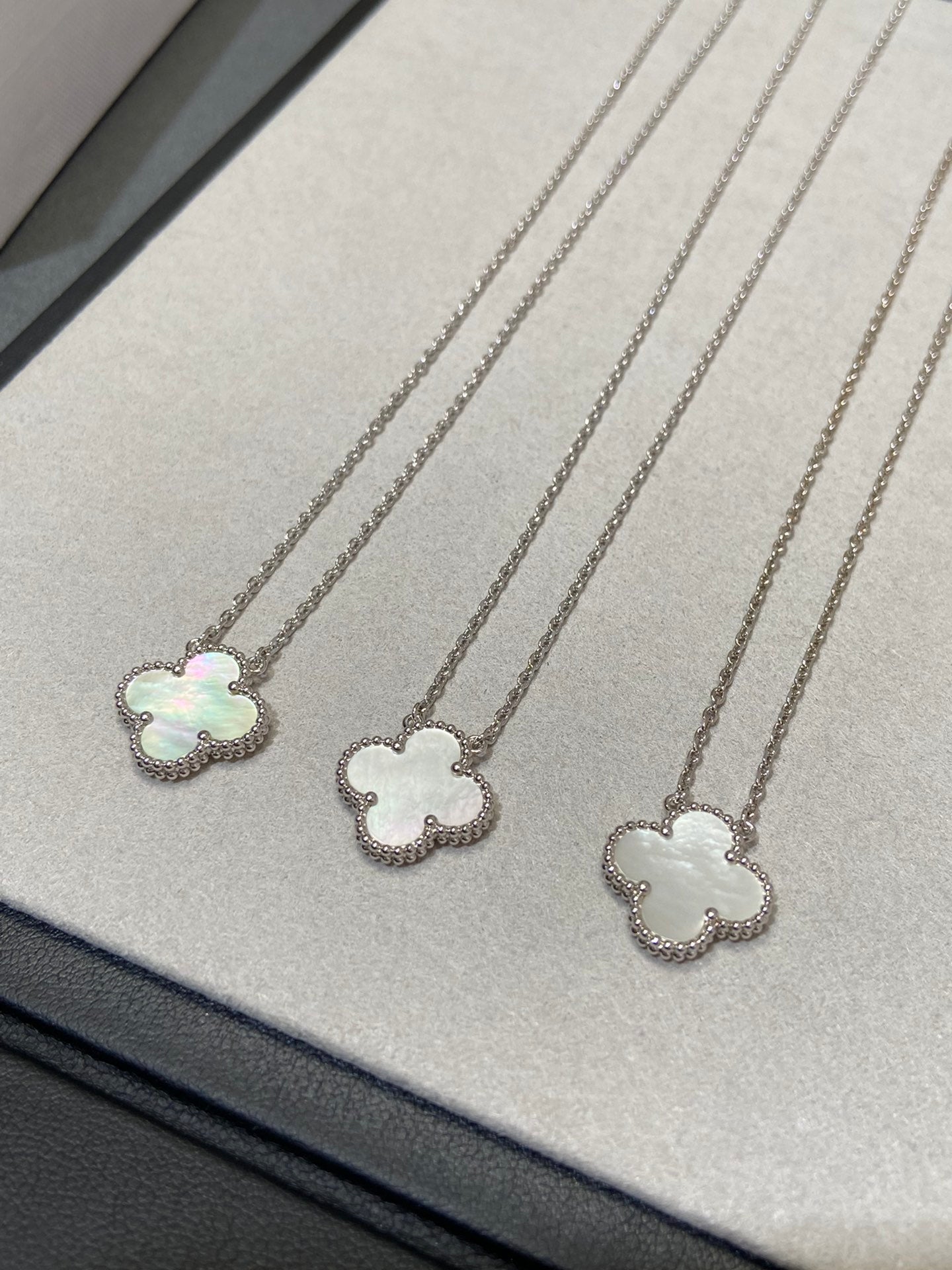 [CharmAmor]CLOVER MEDIUM SILVER WHITE MOP NECKLACE