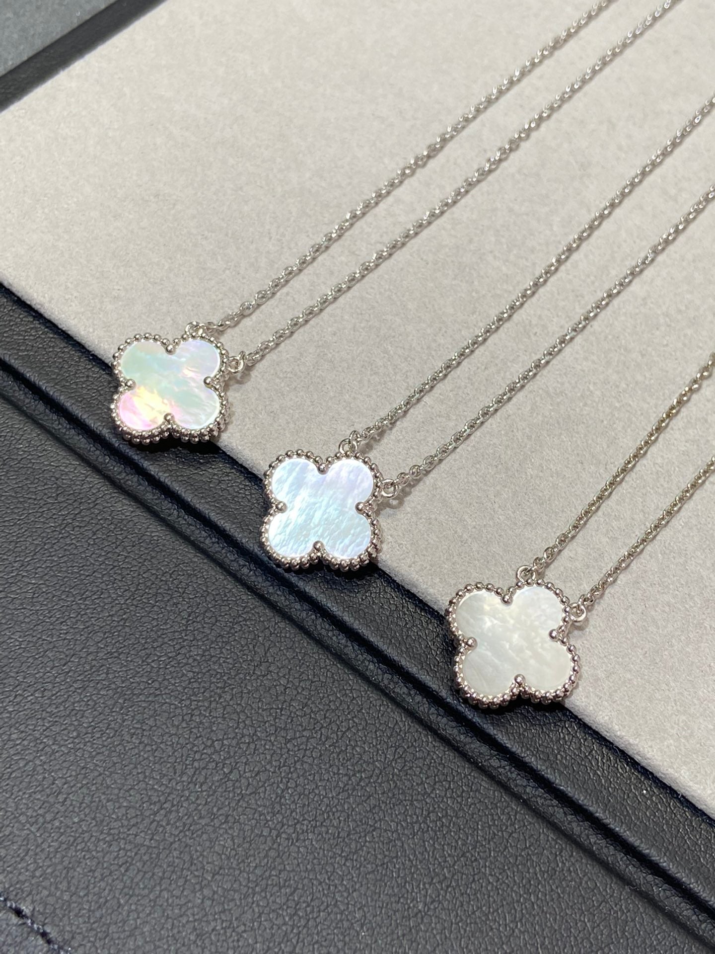 [CharmAmor]CLOVER MEDIUM SILVER WHITE MOP NECKLACE