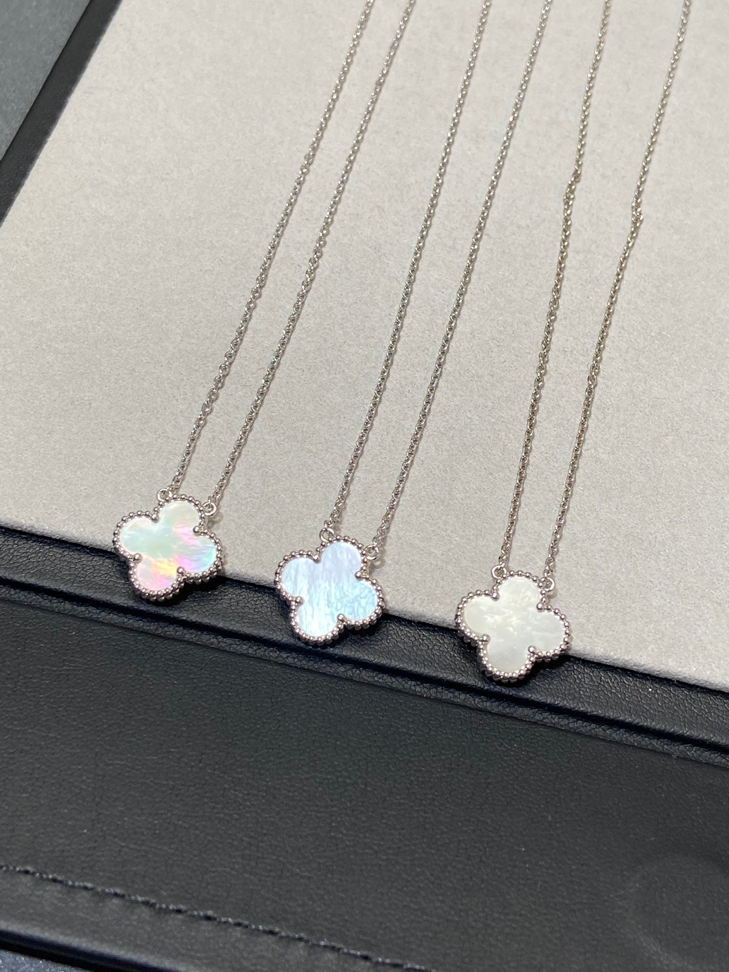 [CharmAmor]CLOVER MEDIUM SILVER WHITE MOP NECKLACE