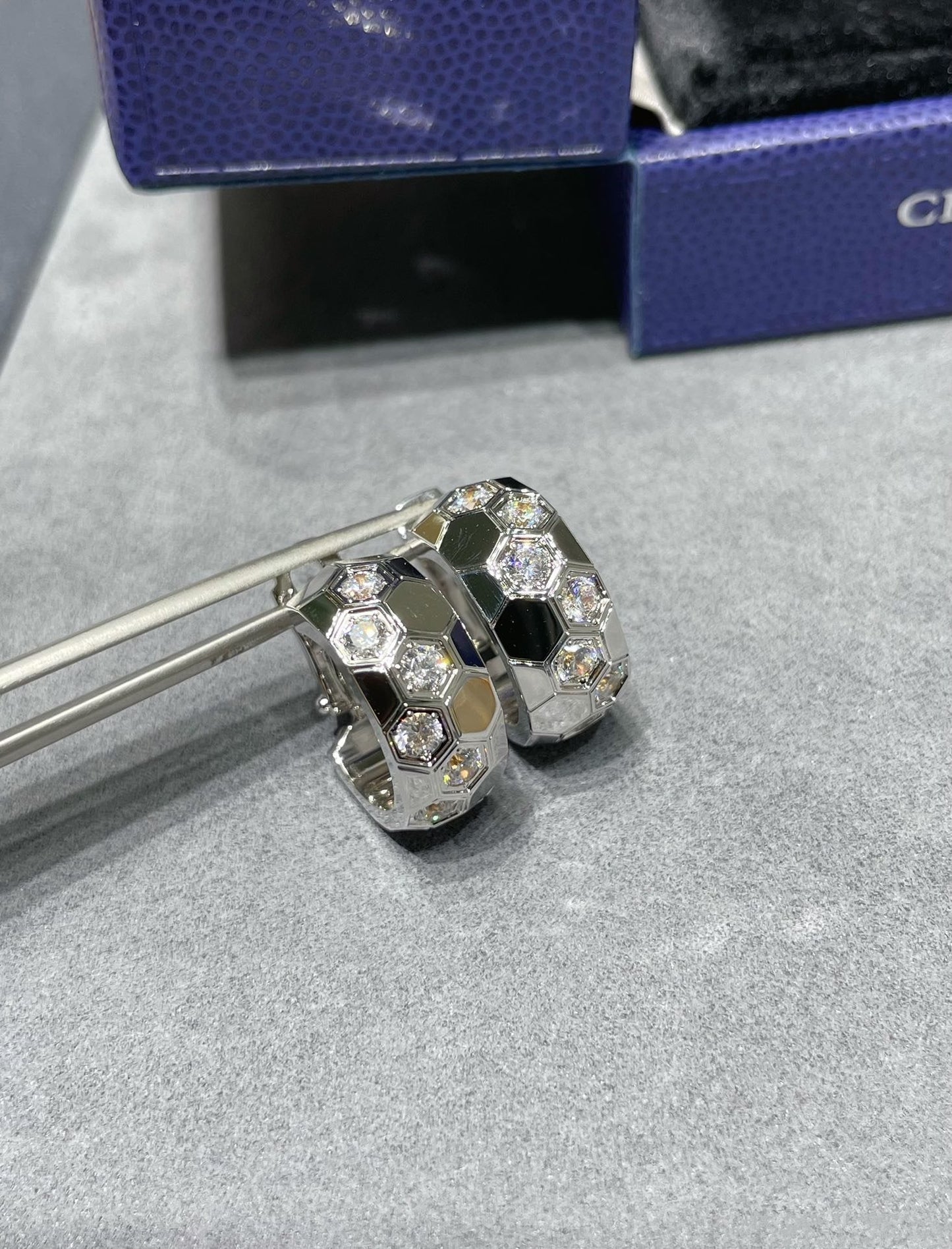 [CharmAmor]BEE LOVE DIAMOND HOOP EARRINGS