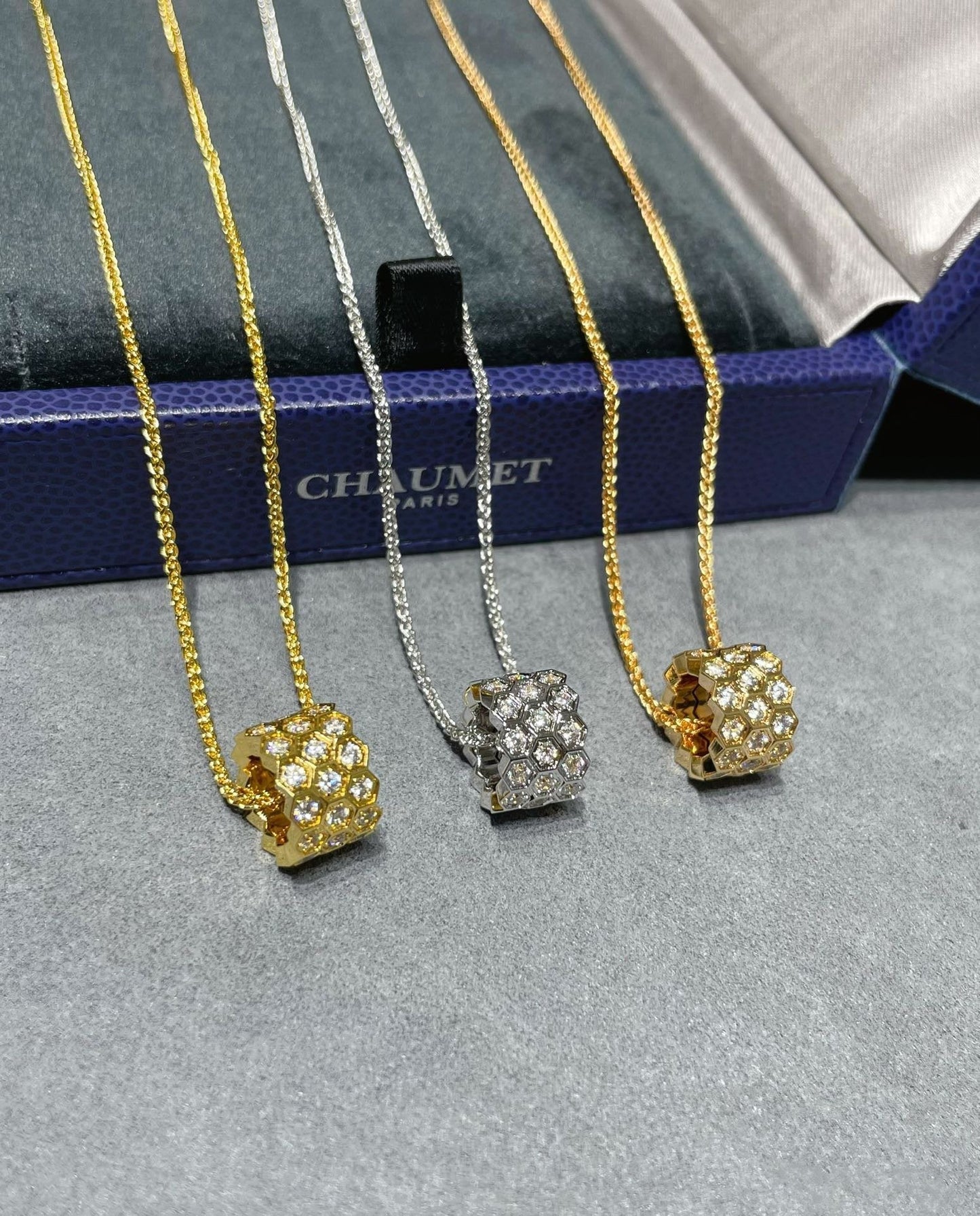 [CharmAmor]BEE LOVE DIAMOND PAVED 3 ROW NECKLACE