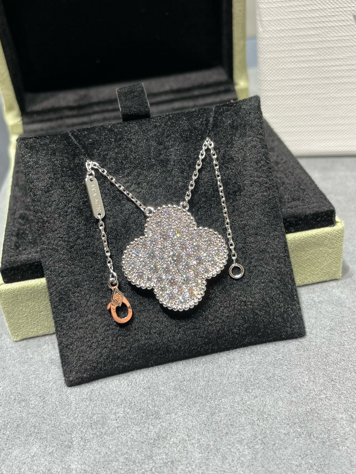[CharmAmor]CLOVER 25MM LARGE PENDANT DIAMOND PAVED SILVER NECKLACE