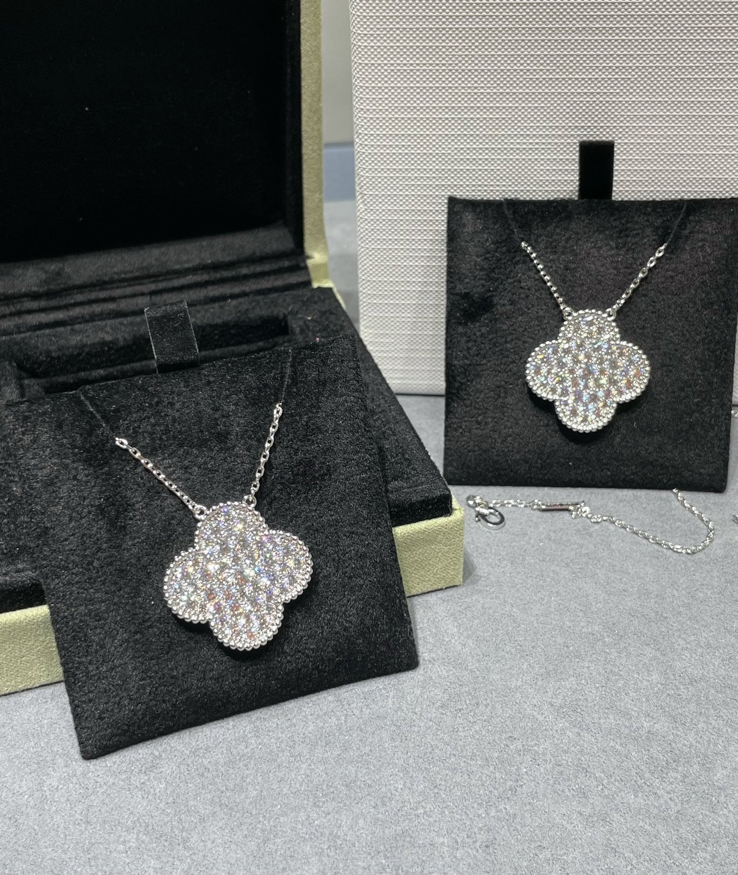 [CharmAmor]CLOVER 25MM LARGE PENDANT DIAMOND PAVED SILVER NECKLACE