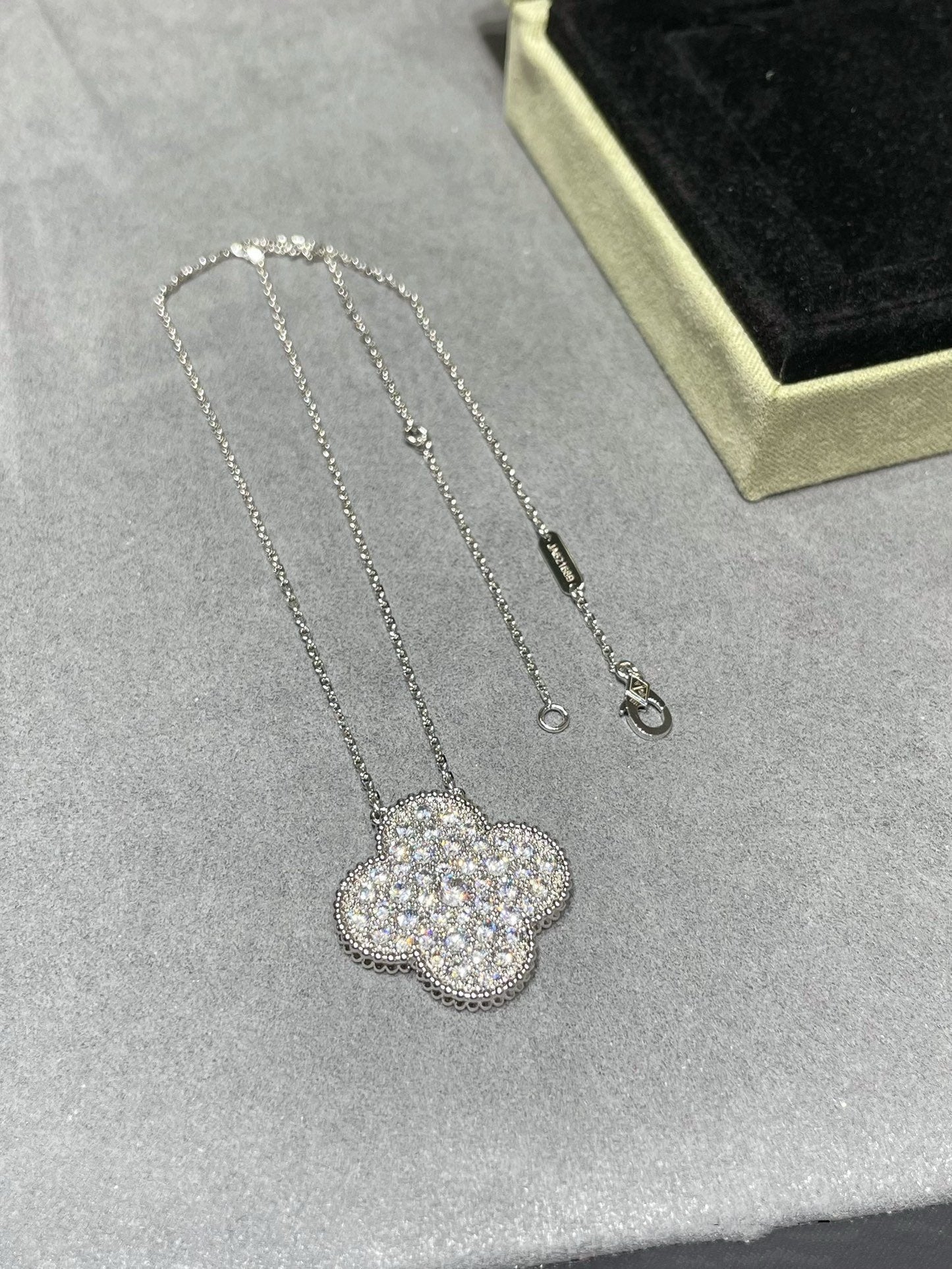 [CharmAmor]CLOVER 25MM LARGE PENDANT DIAMOND PAVED SILVER NECKLACE