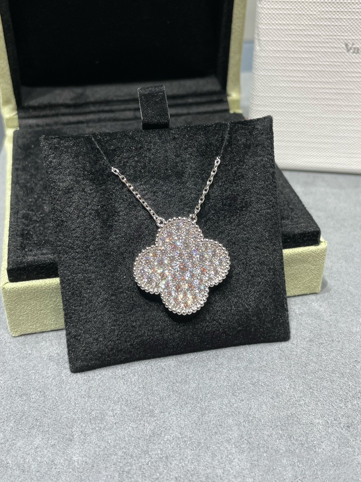 [CharmAmor]CLOVER 25MM LARGE PENDANT DIAMOND PAVED SILVER NECKLACE