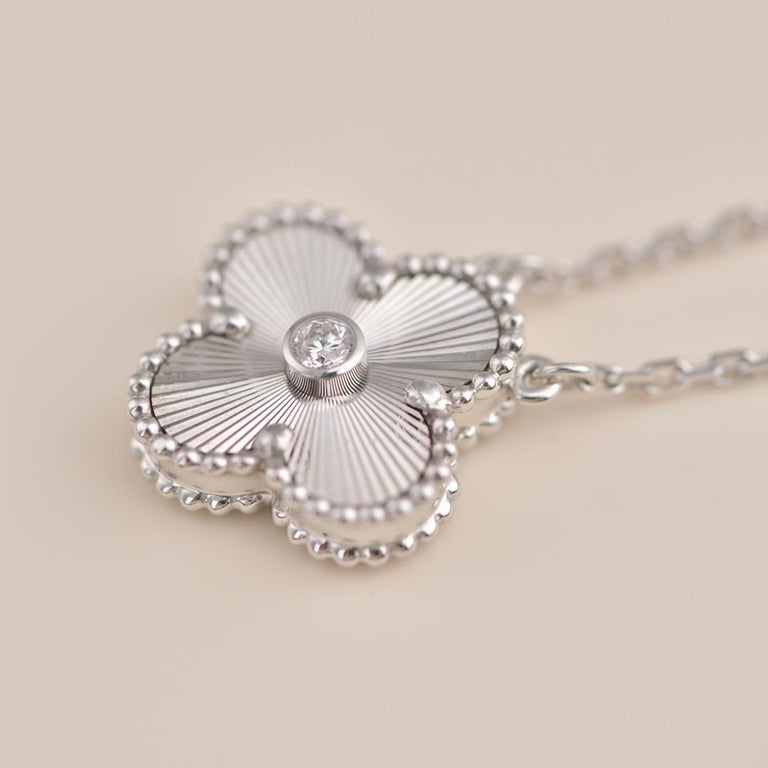 [CharmAmor]CLOVER  15MM DIAMOND LASER NECKLACE SILVER