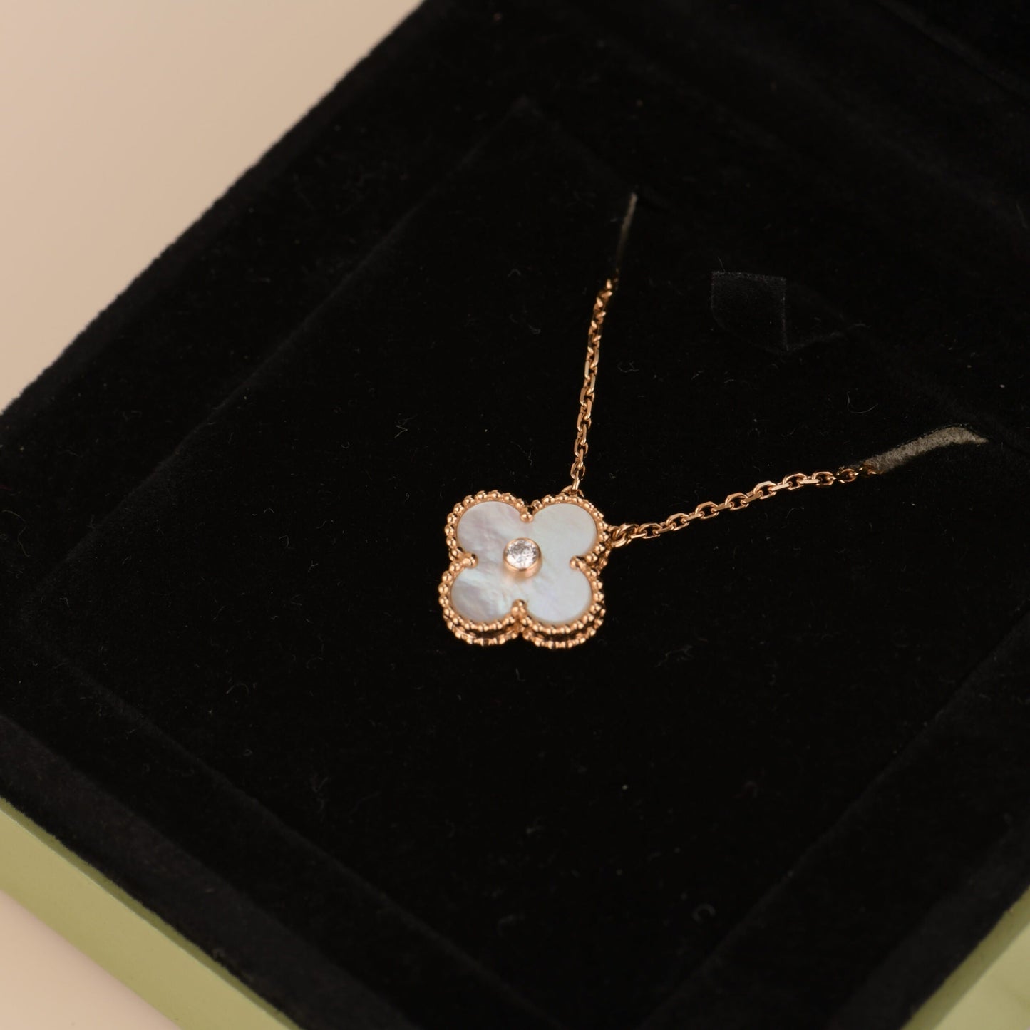 [CharmAmor]CLOVER 15MM DIAMOND WHITE FRITILLARIA NECKLACE