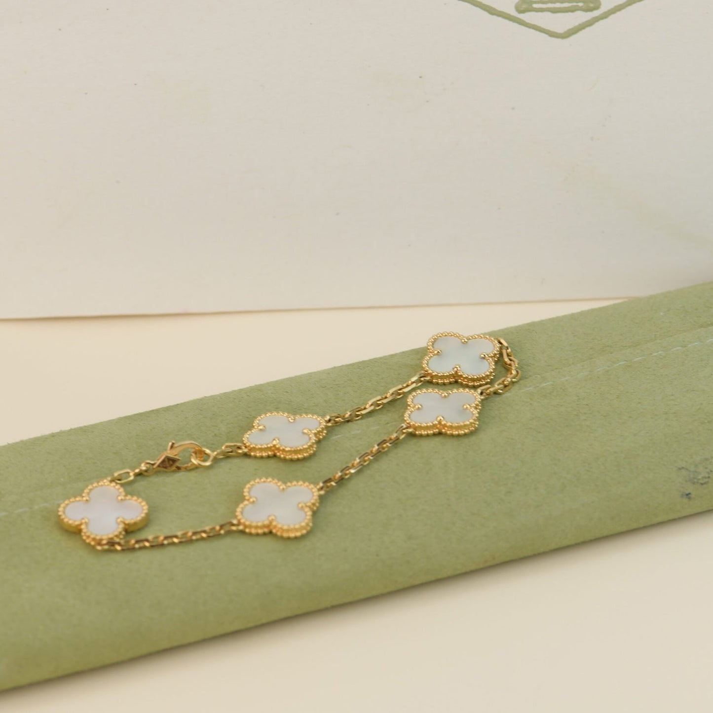 [CharmAmor]CLOVER  5 MOTIF WHITE MOP BRACELET
