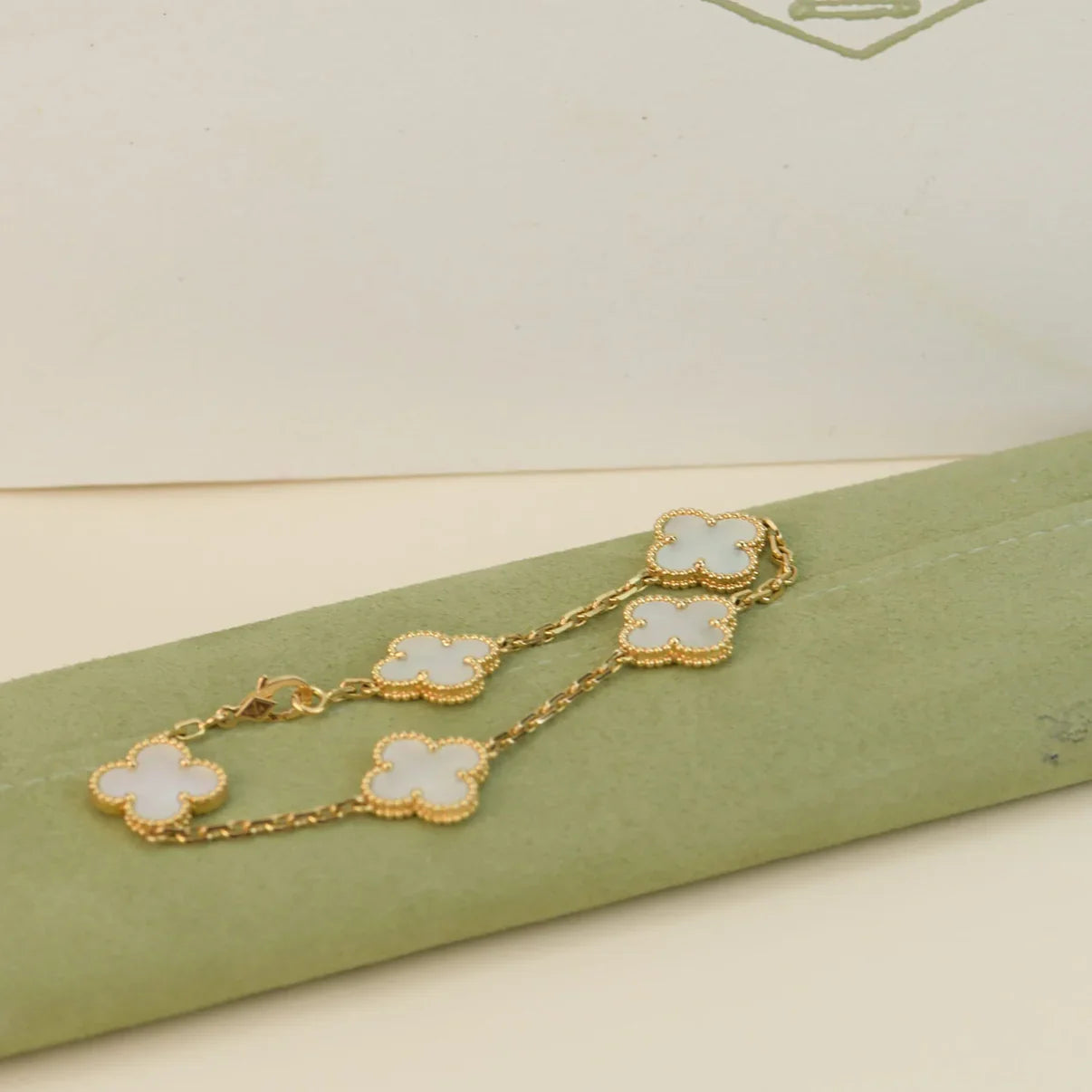 [CharmAmor] CLOVER WHITE PEARL MOP 5 MOTIF BRACELET COLLECTION