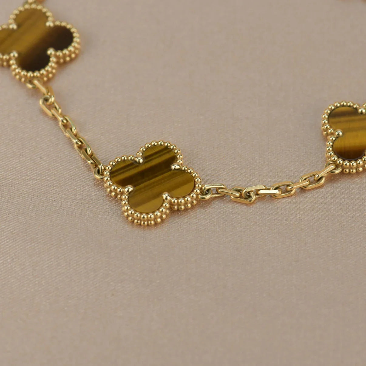 [CharmAmor] CLOVER 5 MOTIFS TIGER EYE BRACELET COLLECTION