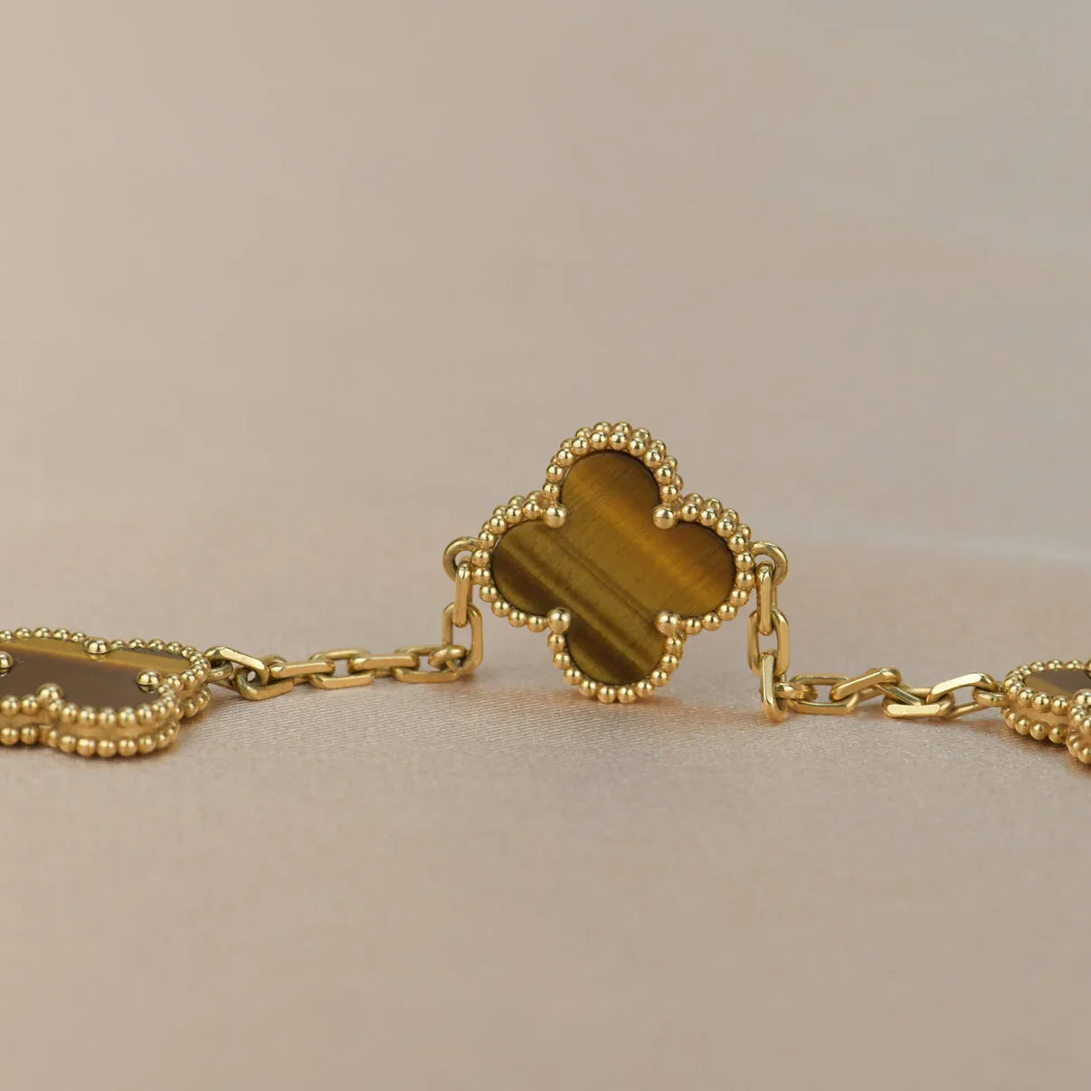 [CharmAmor] CLOVER 5 MOTIFS TIGER EYE BRACELET COLLECTION