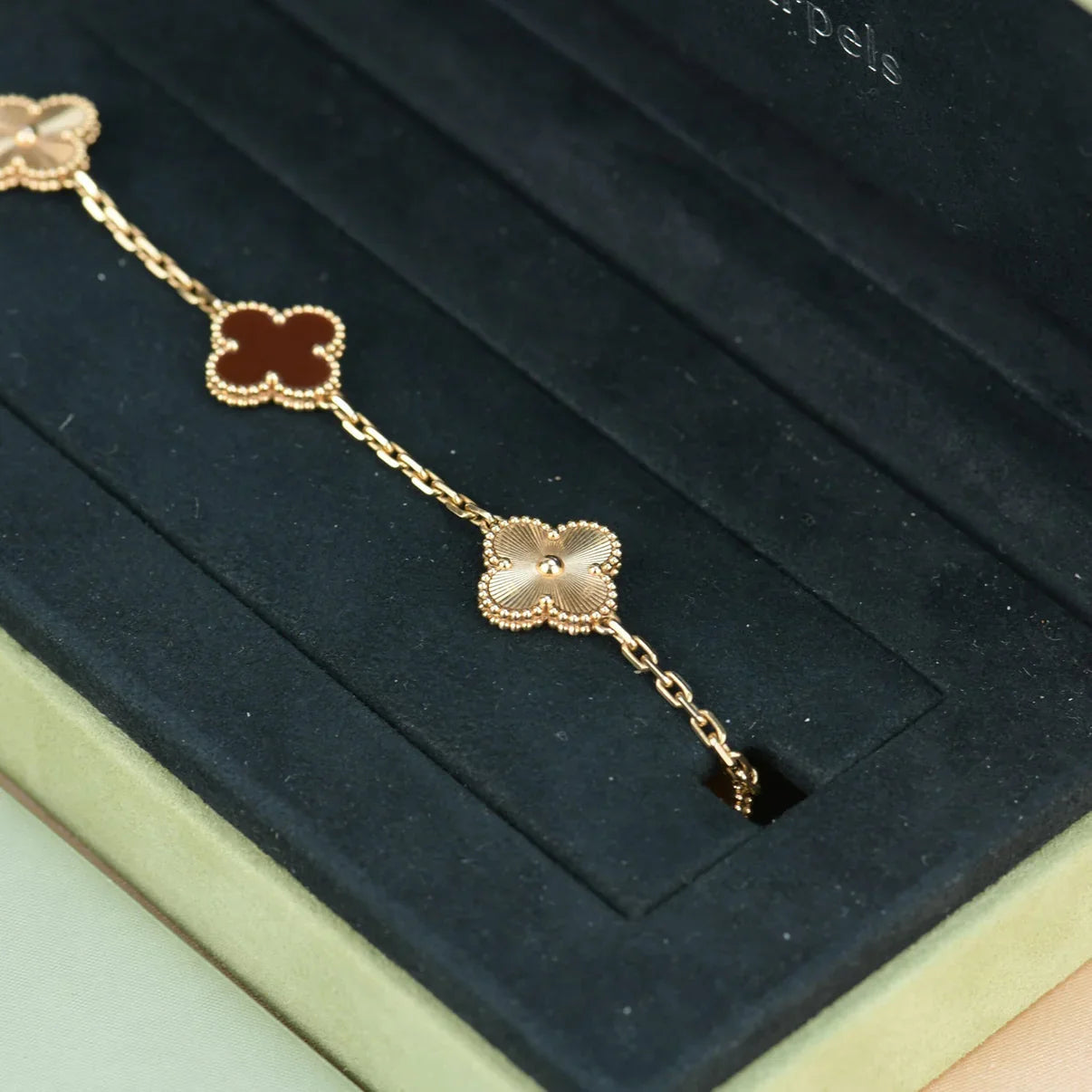 [CharmAmor] CLOVER 5 MOTIF RED CORNELIAN BRACELET COLLECTION
