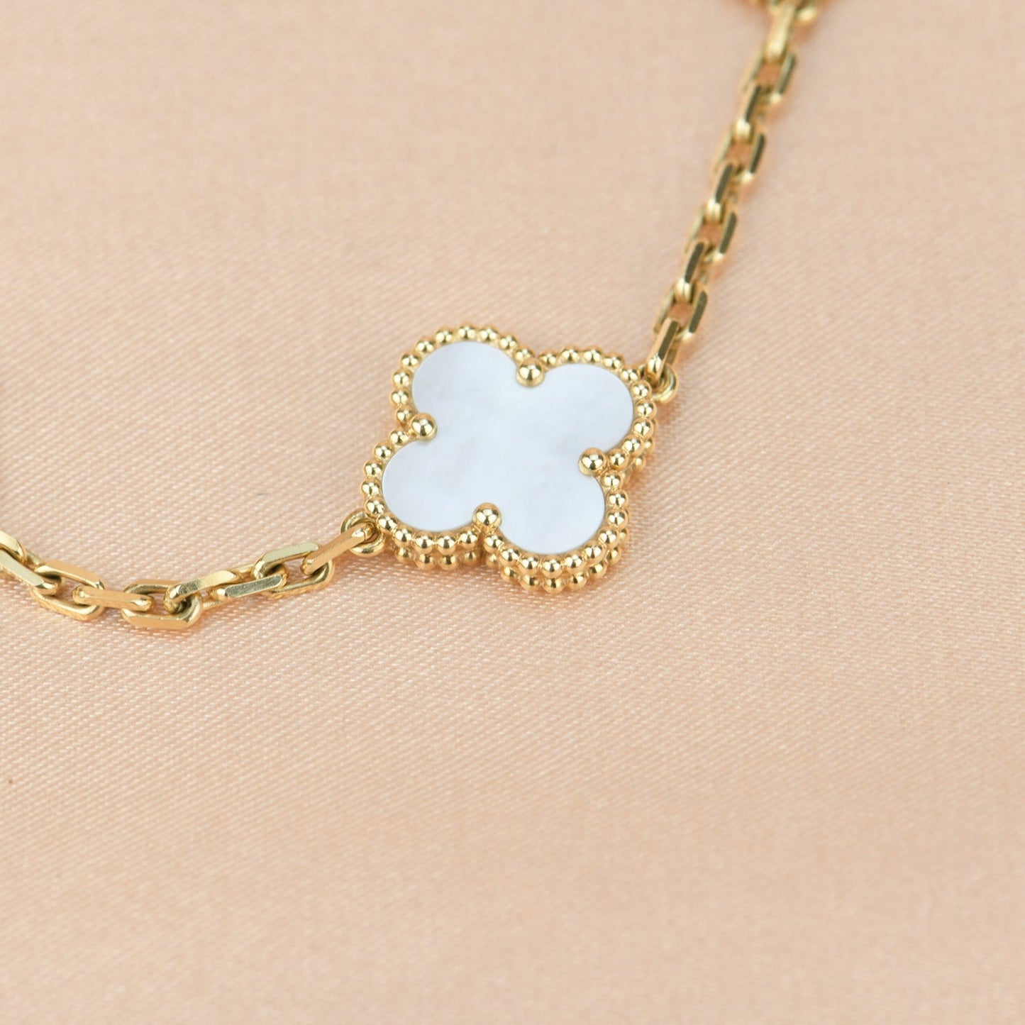 [CharmAmor]CLOVER  5 MOTIF WHITE MOP BRACELET