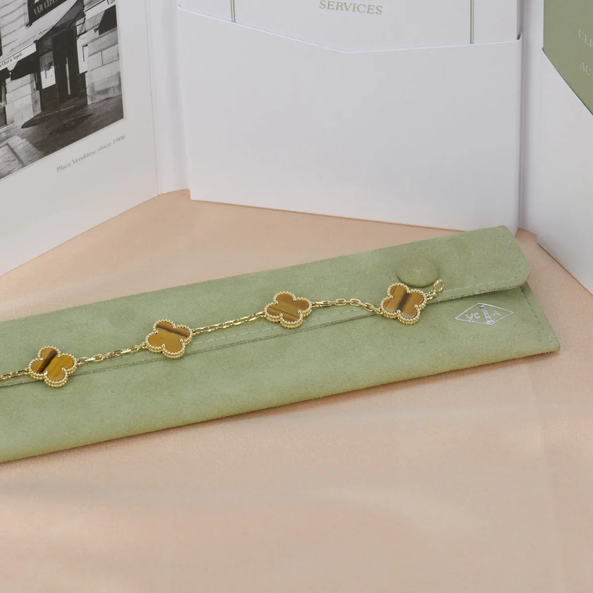 [CharmAmor] CLOVER 5 MOTIFS TIGER EYE BRACELET COLLECTION