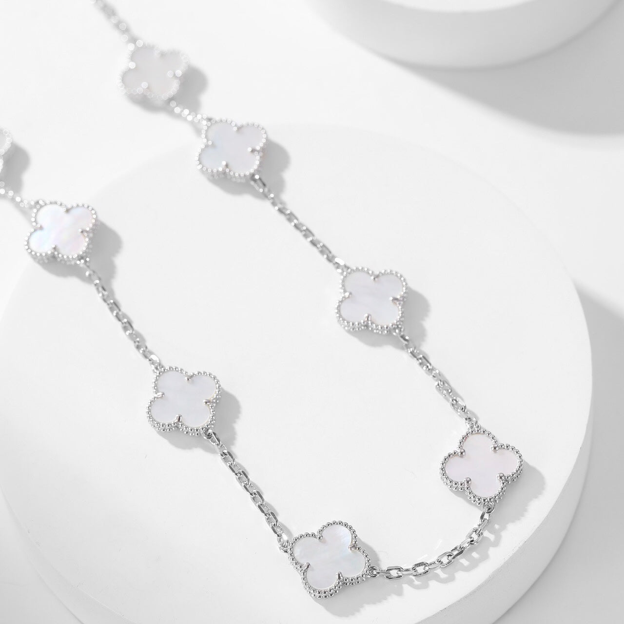 [CharmAmor]CLOVER 10 MOTIFS WHITE MOTHER OF PEARL NECKLACE