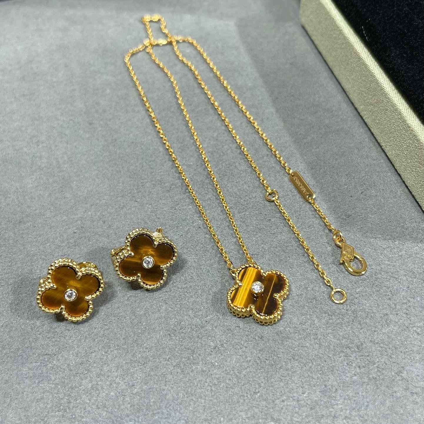[CharmAmor]CLOVER 15MM DIAMOND AND YELLOW TIGER'S EYE AGATE necklace
