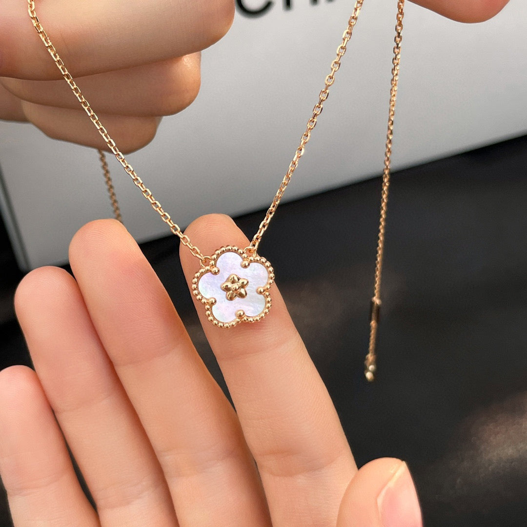 [CharmAmor]LUCKY  WHITE MOP  PLUM BLOSSOM NECKLACE