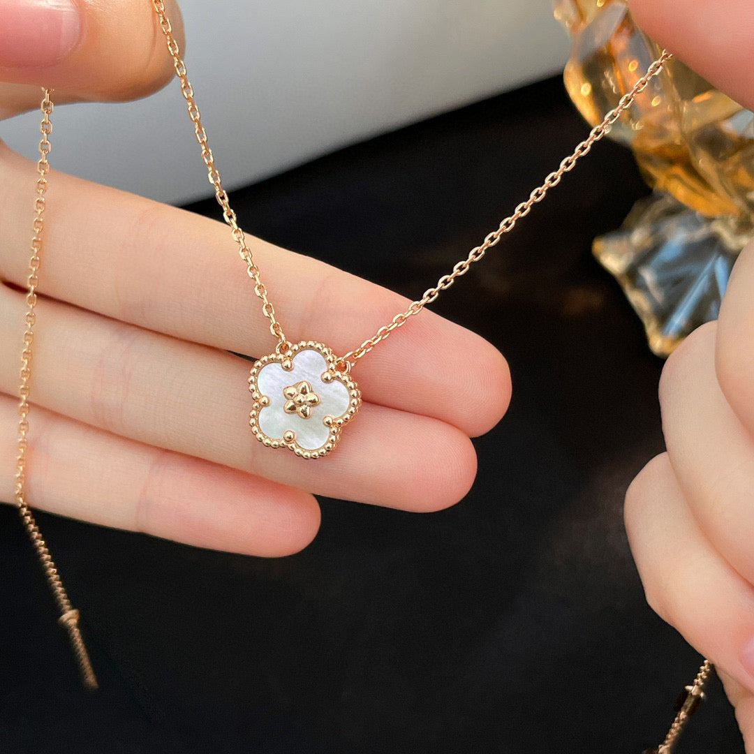 [CharmAmor]LUCKY  WHITE MOP  PLUM BLOSSOM NECKLACE