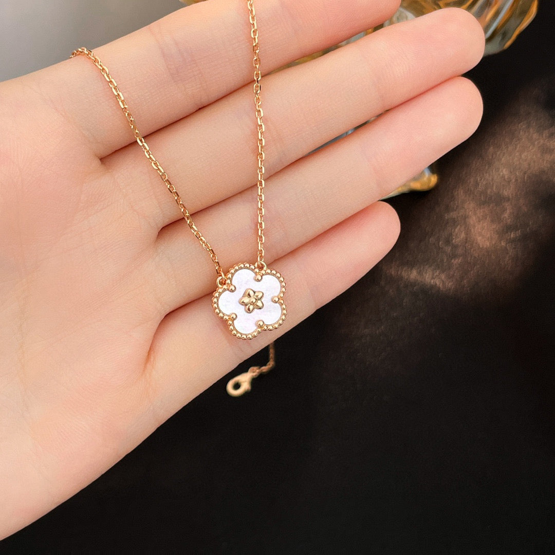 [CharmAmor]LUCKY  WHITE MOP  PLUM BLOSSOM NECKLACE