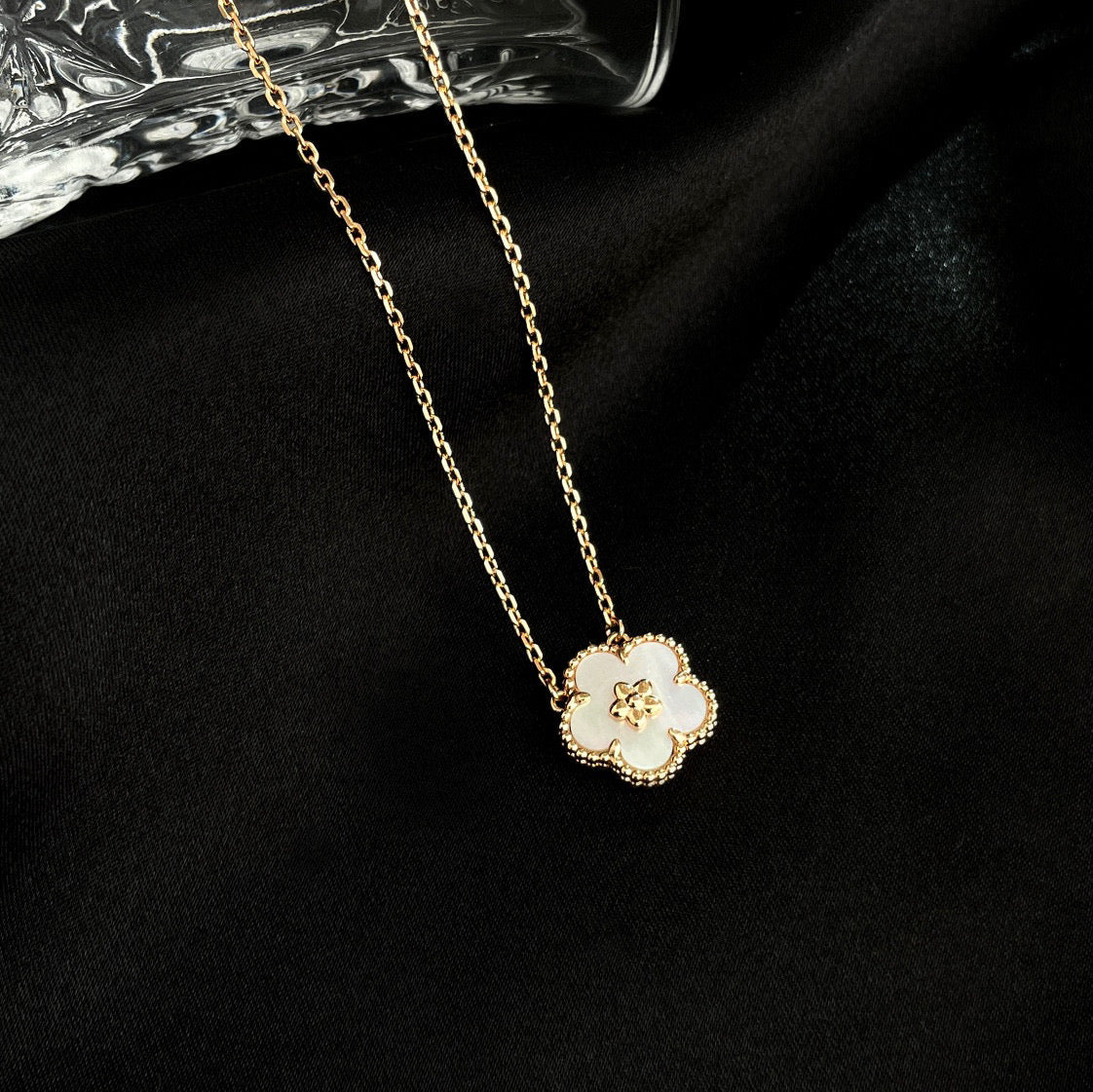 [CharmAmor]LUCKY  WHITE MOP  PLUM BLOSSOM NECKLACE