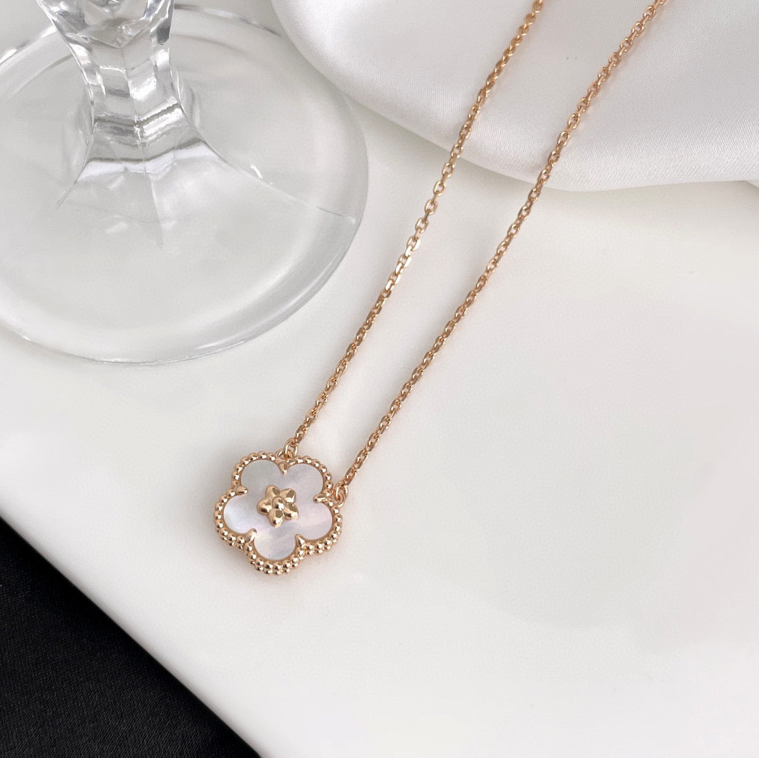 [CharmAmor]LUCKY  WHITE MOP  PLUM BLOSSOM NECKLACE