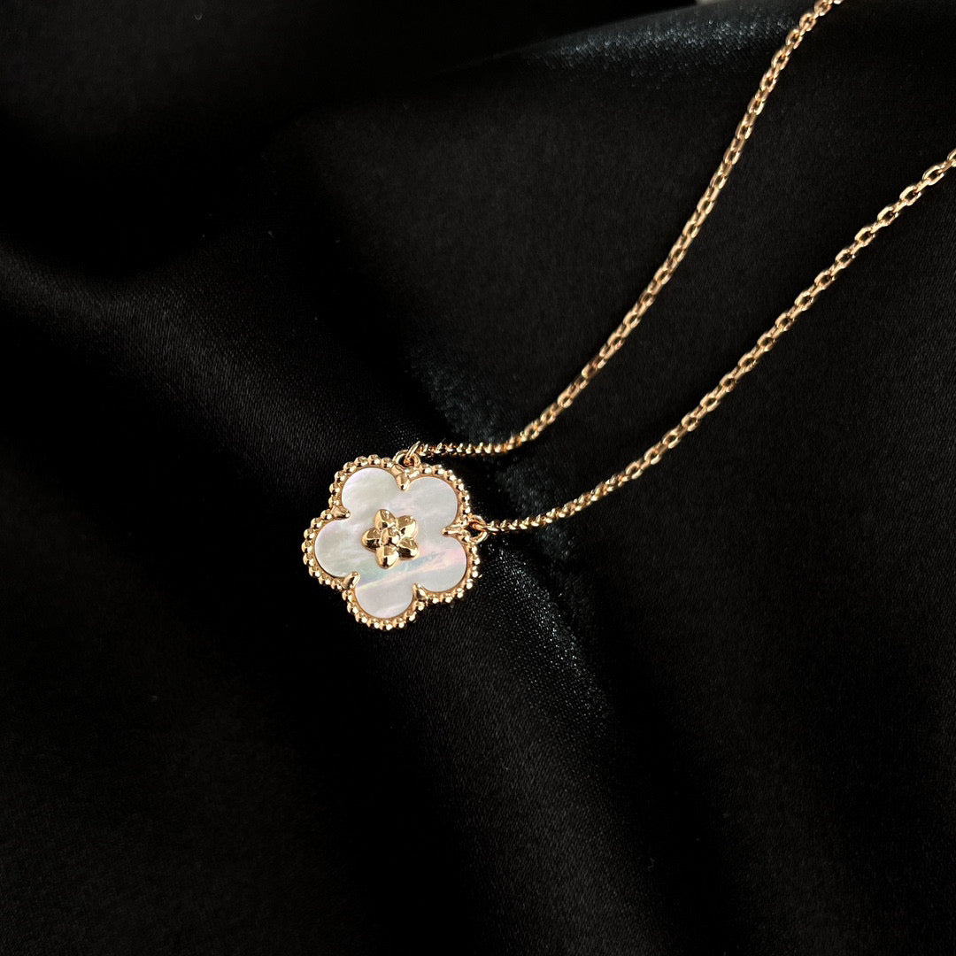 [CharmAmor]LUCKY  WHITE MOP  PLUM BLOSSOM NECKLACE