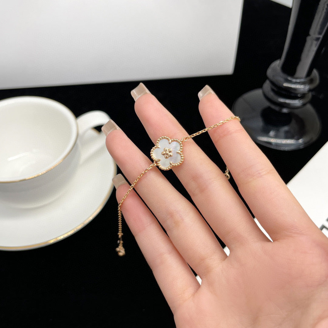 [CharmAmor]LUCKY  WHITE MOP  PLUM BLOSSOM NECKLACE