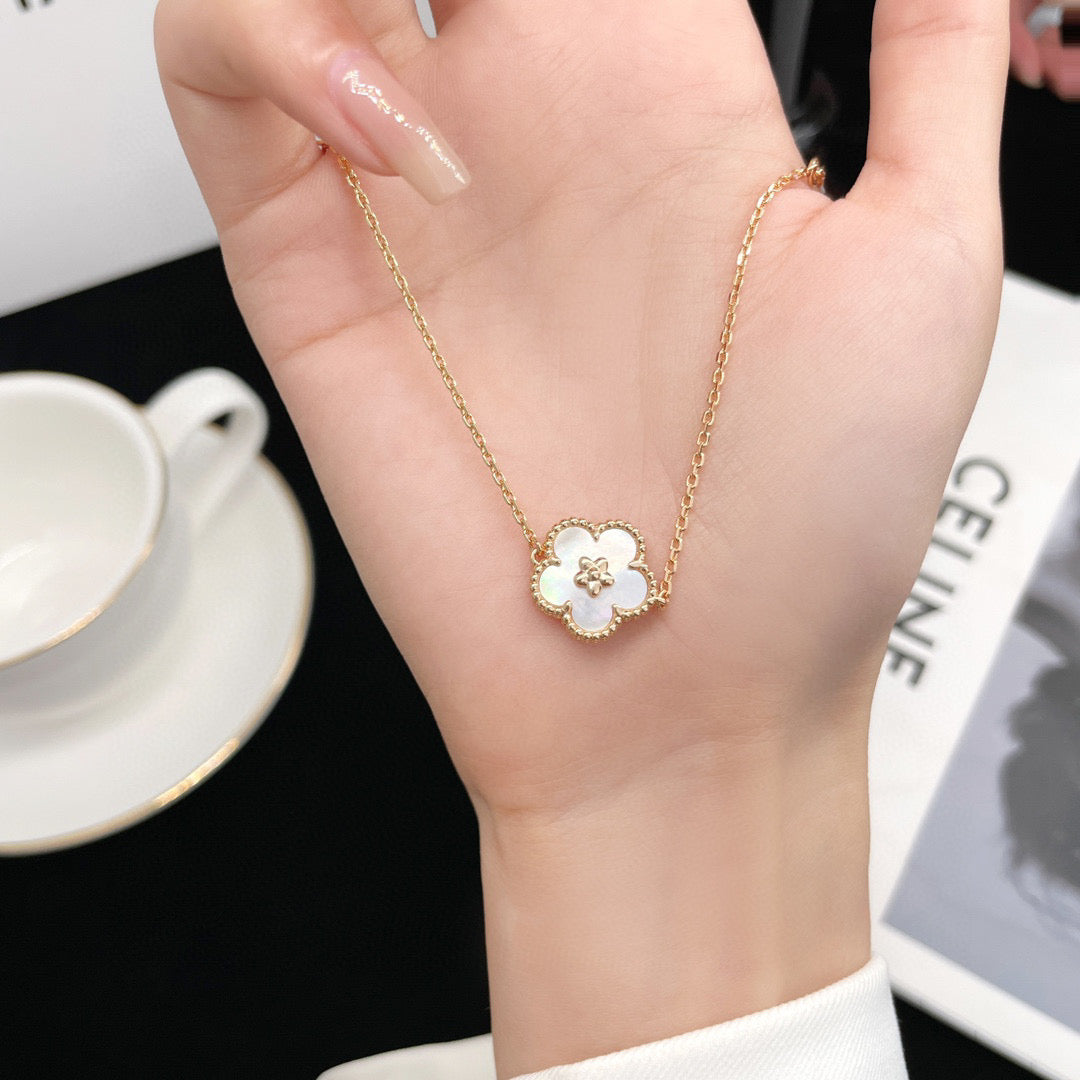 [CharmAmor]LUCKY WHITE MOP PLUM BLOSSOM  BRACELET