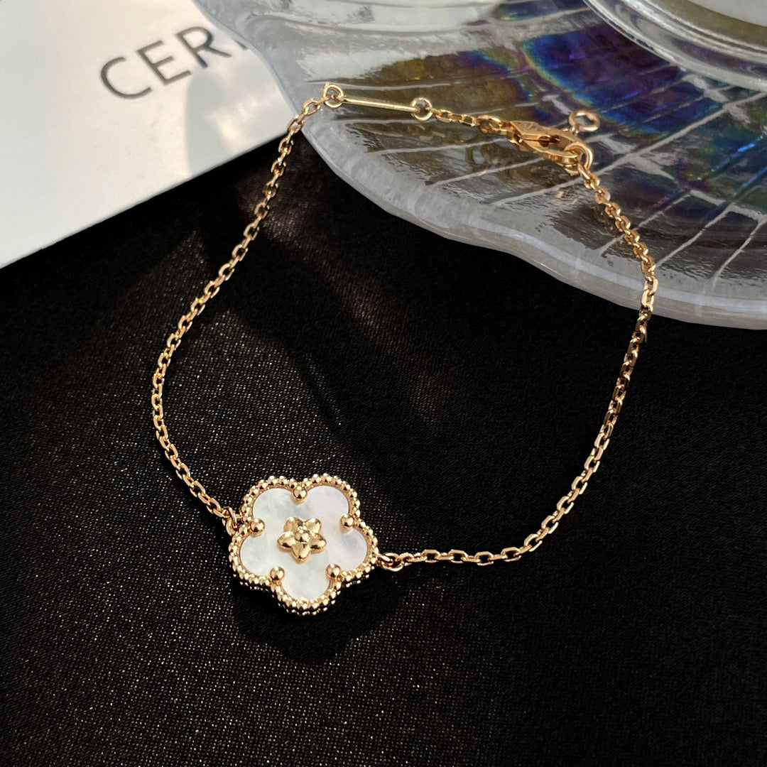 [CharmAmor]LUCKY WHITE MOP PLUM BLOSSOM  BRACELET